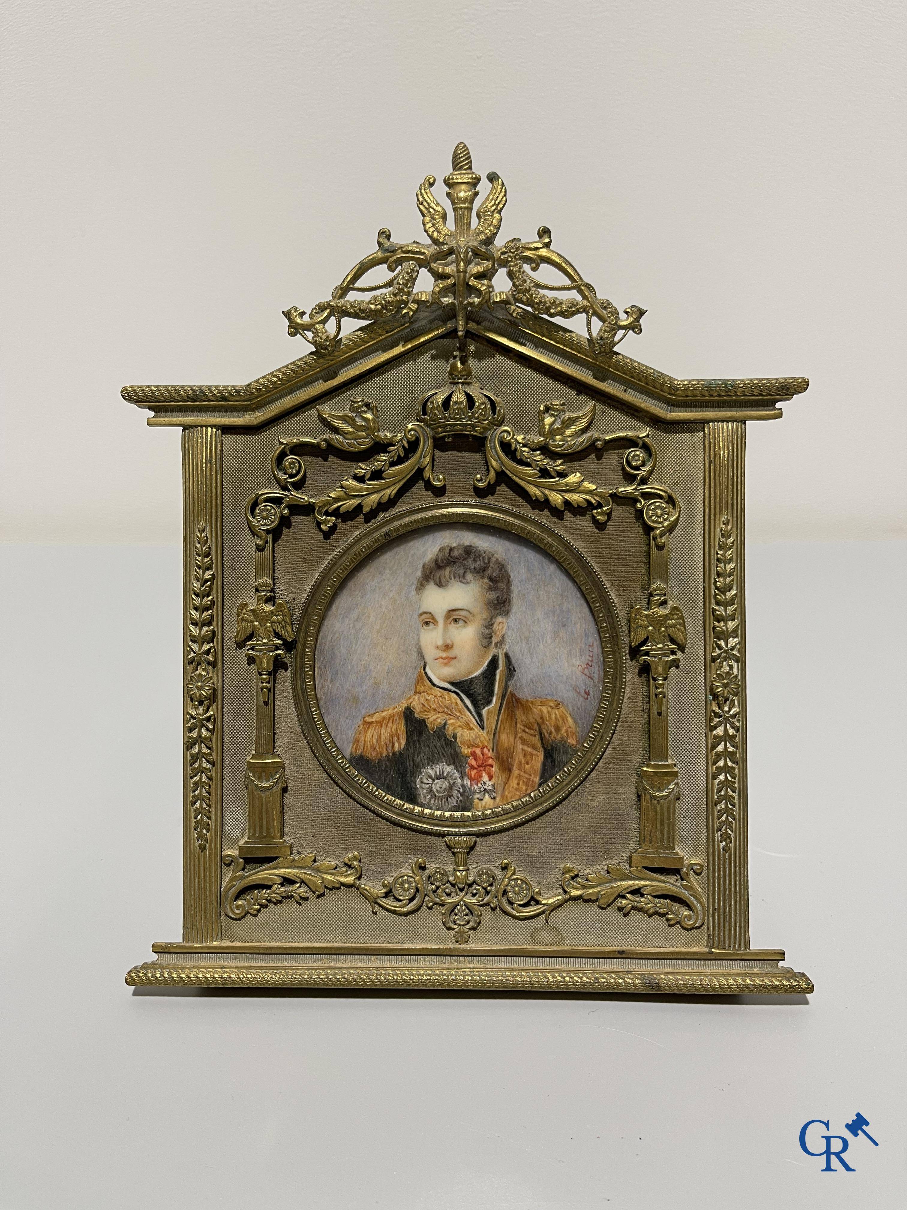 Un cadre de style LXVI  en bronze et émaillé vert dans le goût de Fabergé et un cadre de style empire en bronze. Vers 1920.