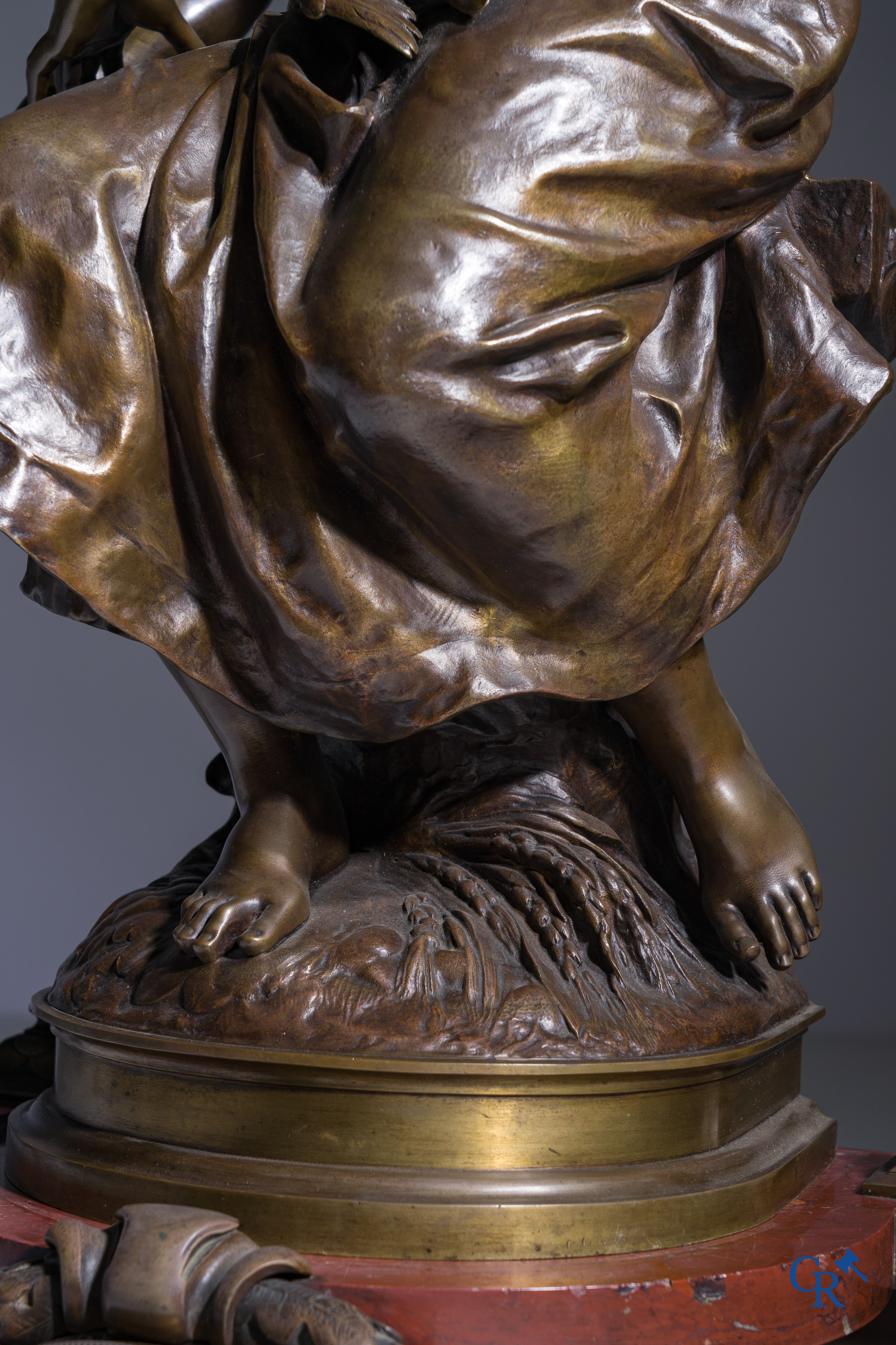 Pierre Louis Détrier (1822-1897) Een imposante pendule in brons en rood geaderde marmer. 19de eeuw.