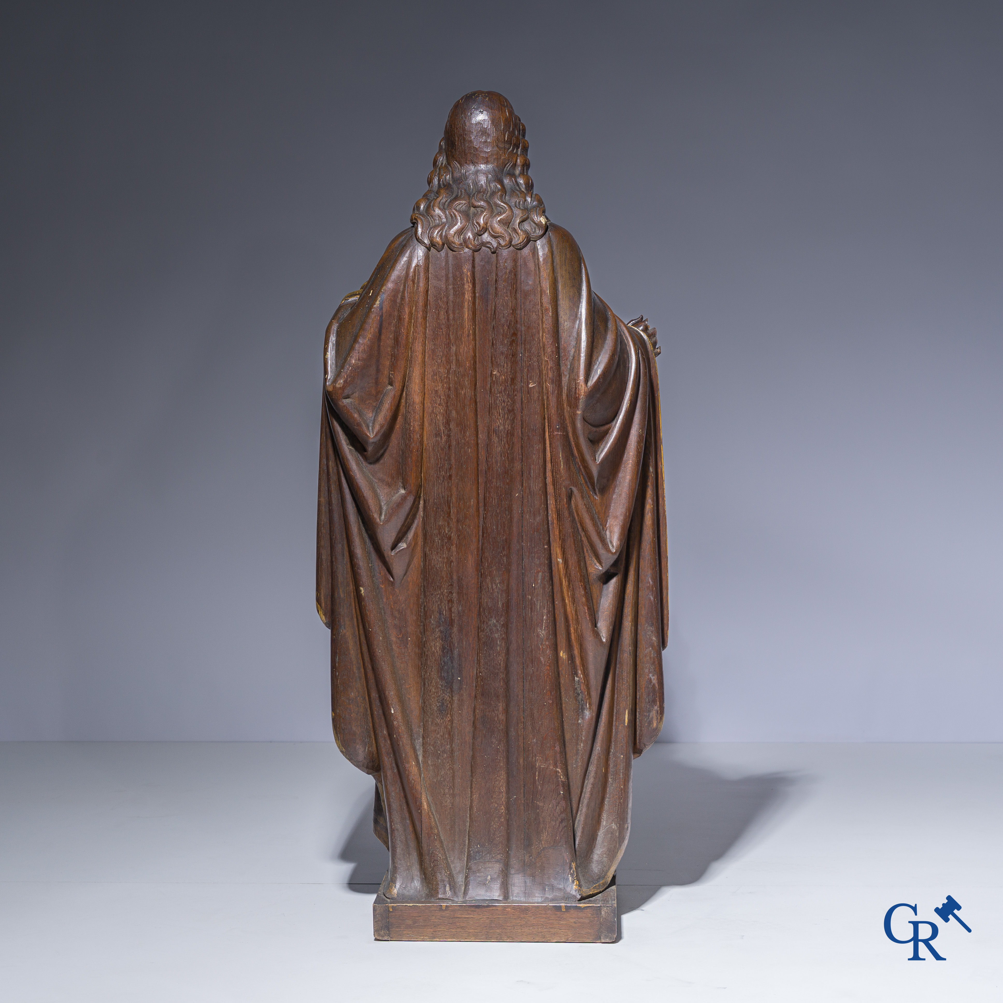 Objets religieux, une représentation en chêne sculpté de Jésus-Christ au Sacré-Cœur. XIXème siècle.