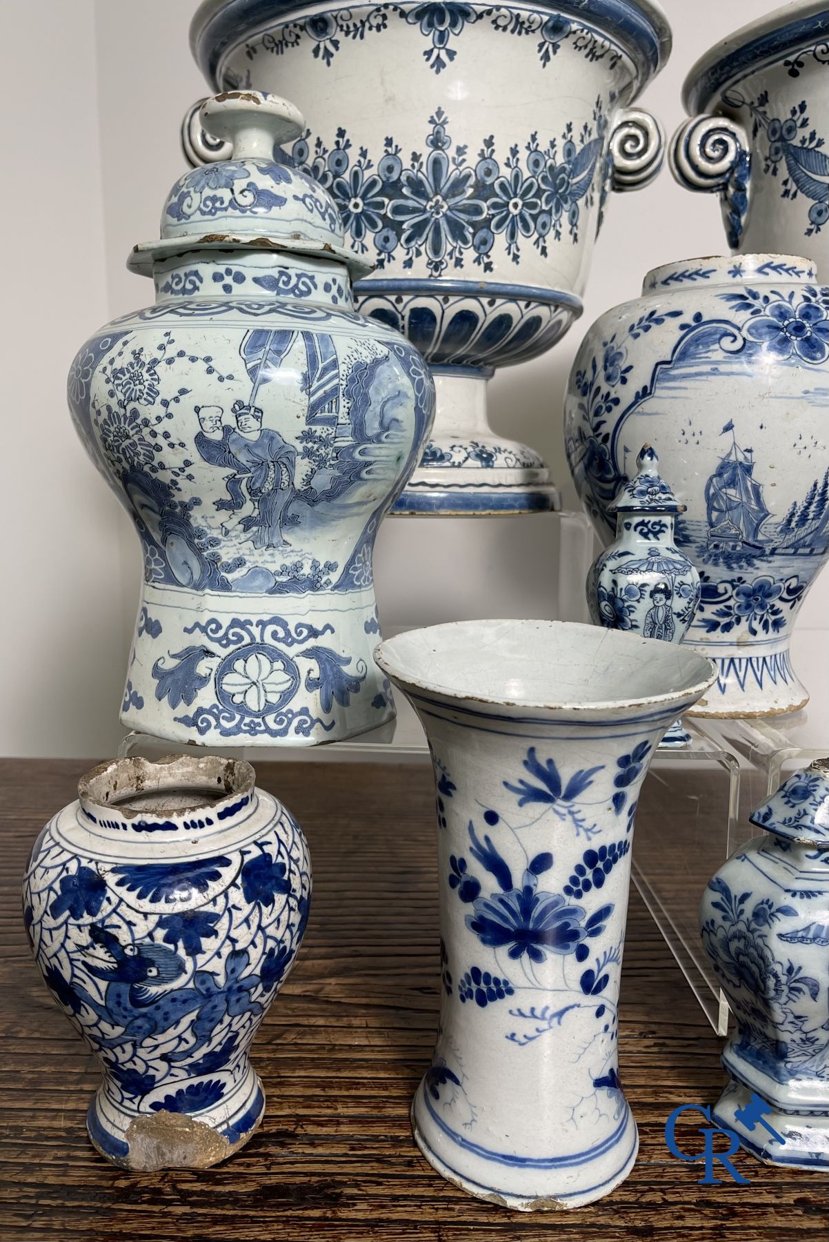 Delft : 11 pièces en faïence bleu et blanc aux décors différents. XVIIe - XVIIIe siècle.
