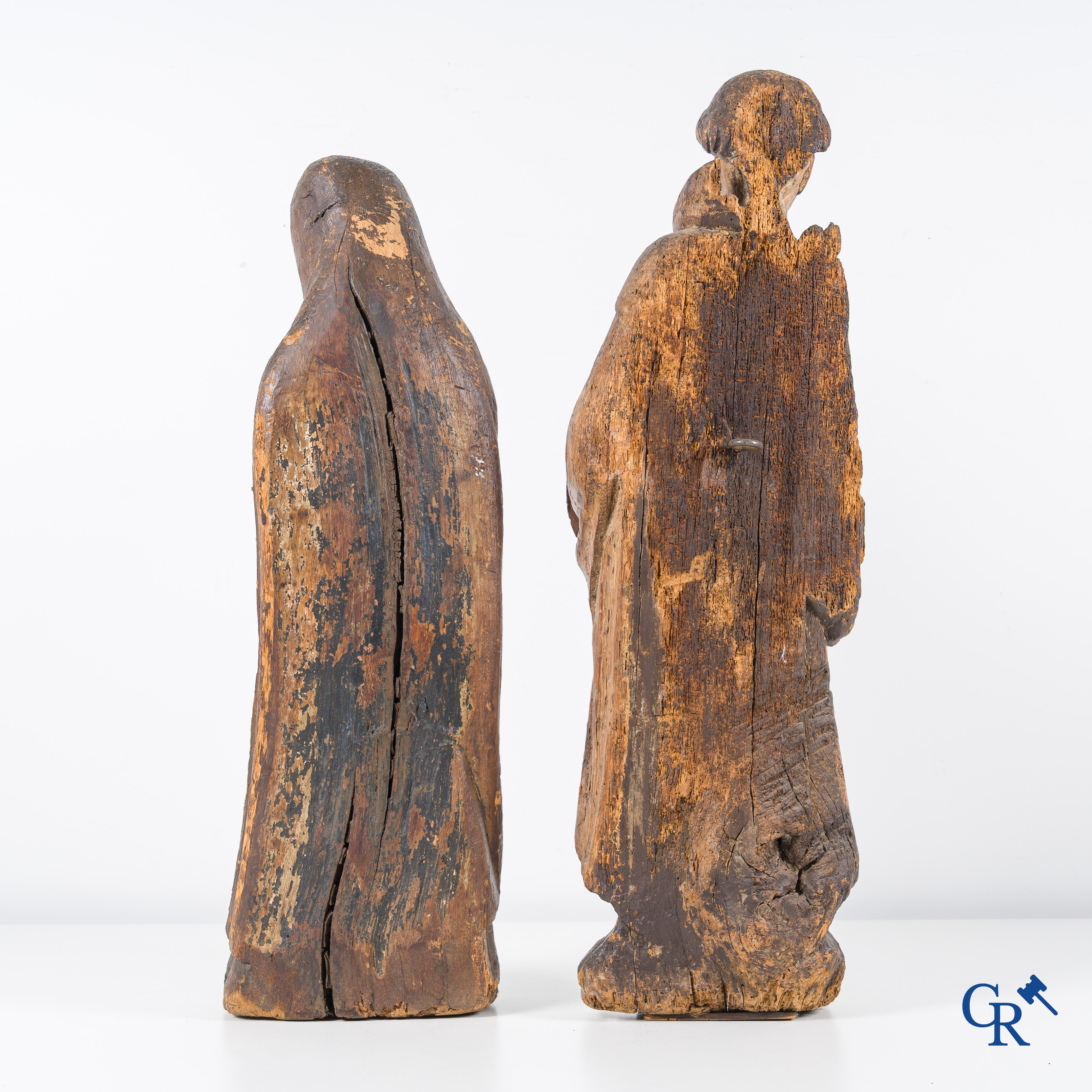 Religieuze objecten, 2 antieke houten heiligbeelden en een grote broderie met religieuze taferelen.