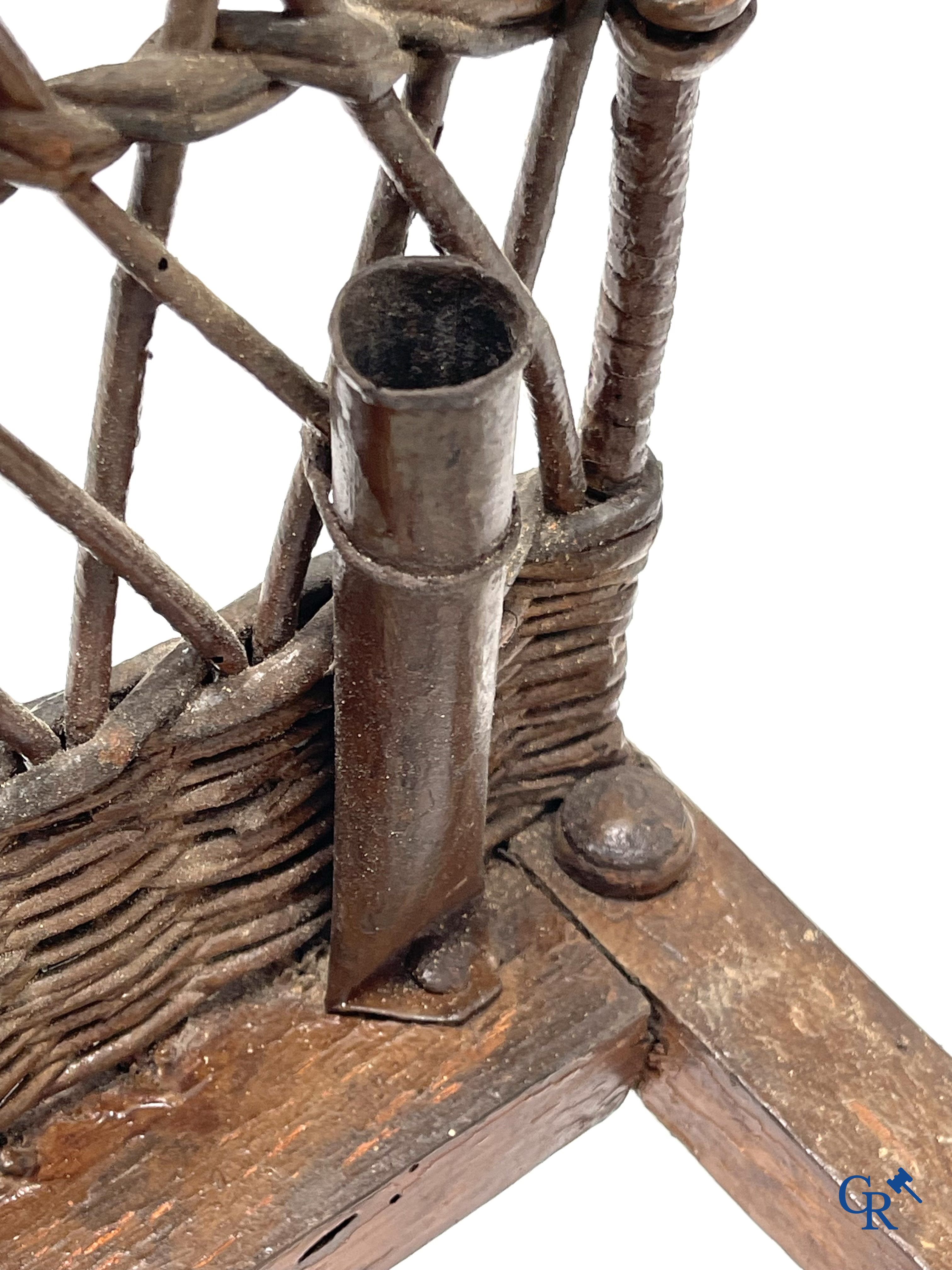 Zeldzame mechanische kinderkar in gevlochten riet en beschilderd metaal ontworpen door Peugeot. Circa 1900.