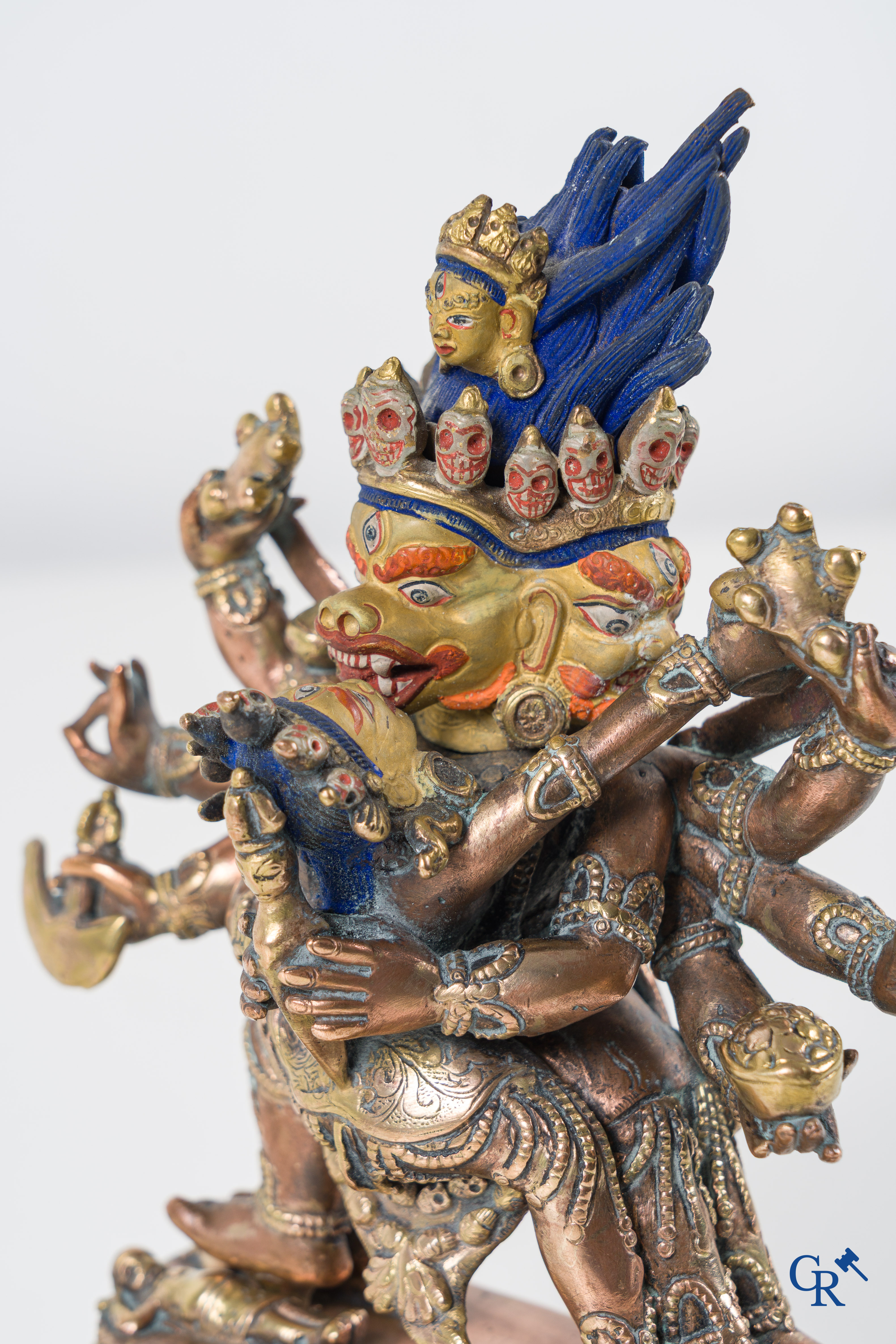 Aziatica, Een Sino-Tibetaanse verguld bronzen figuur van Mahakala. 19e-20ste eeuw.