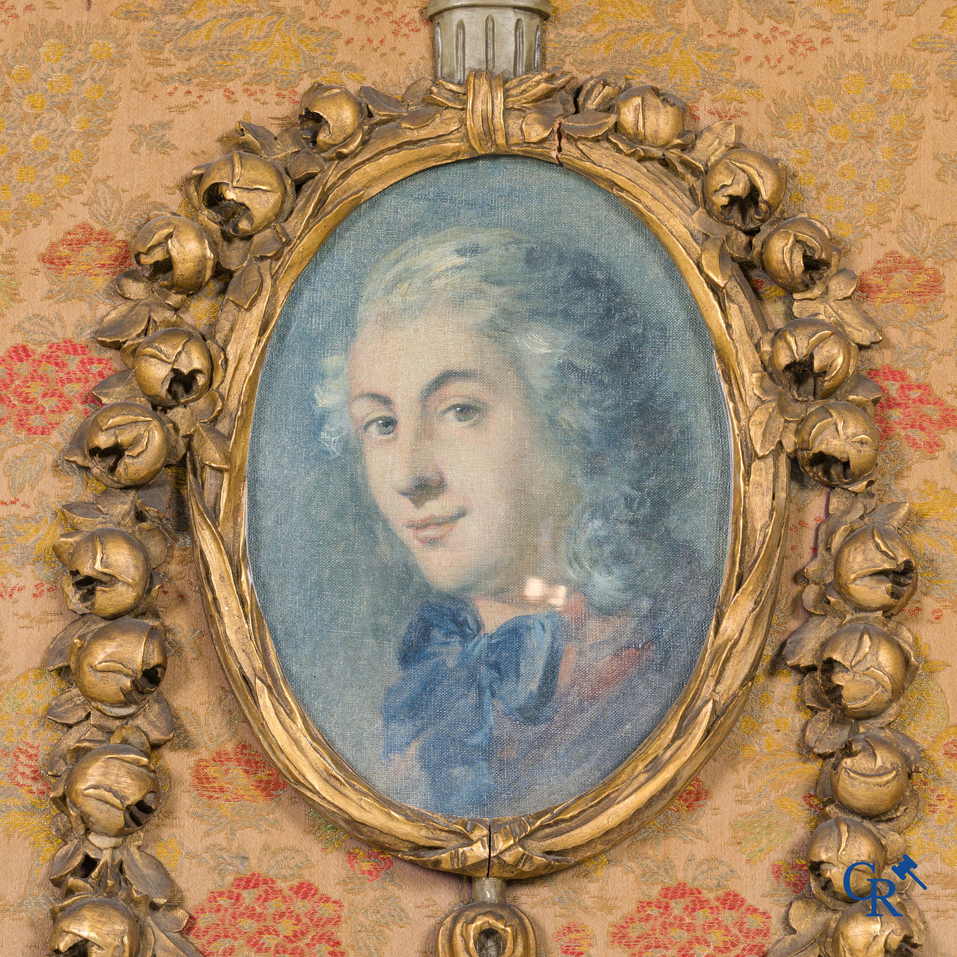 Uitzonderlijk hout gesculpteerd kamerscherm met een medaillon in LXVI-stijl. Circa 1920.