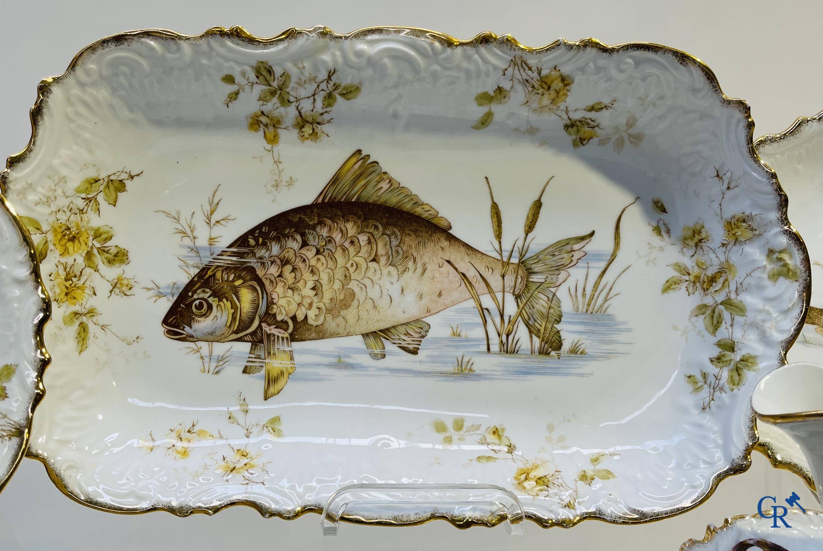 Extraordinaire service de table en porcelaine de Bruxelles à décor de poissons d'eau douce.