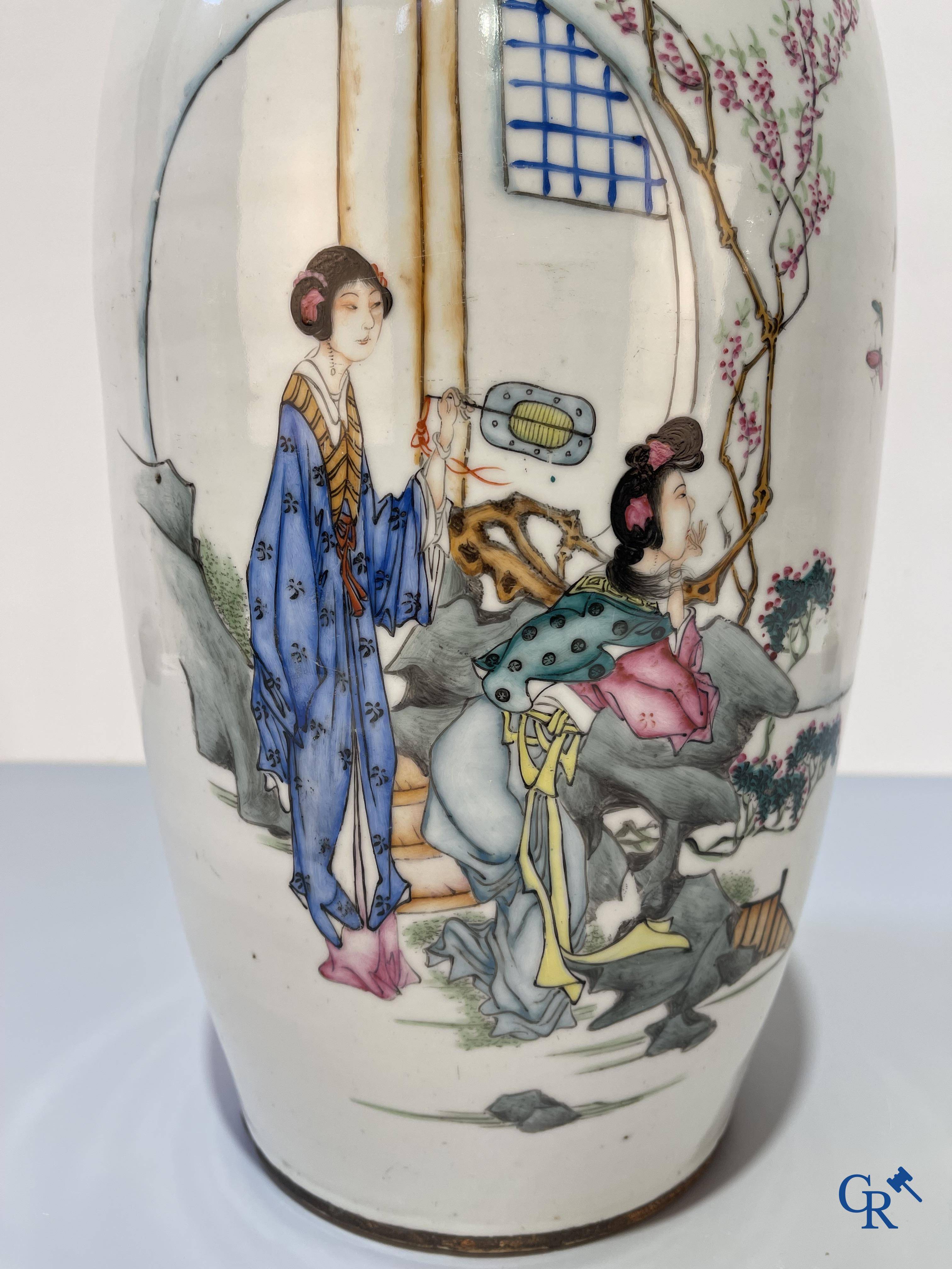 Art Asiatique, porcelaine chinoise, un vase chinois à double décor avec des sages. Période République.