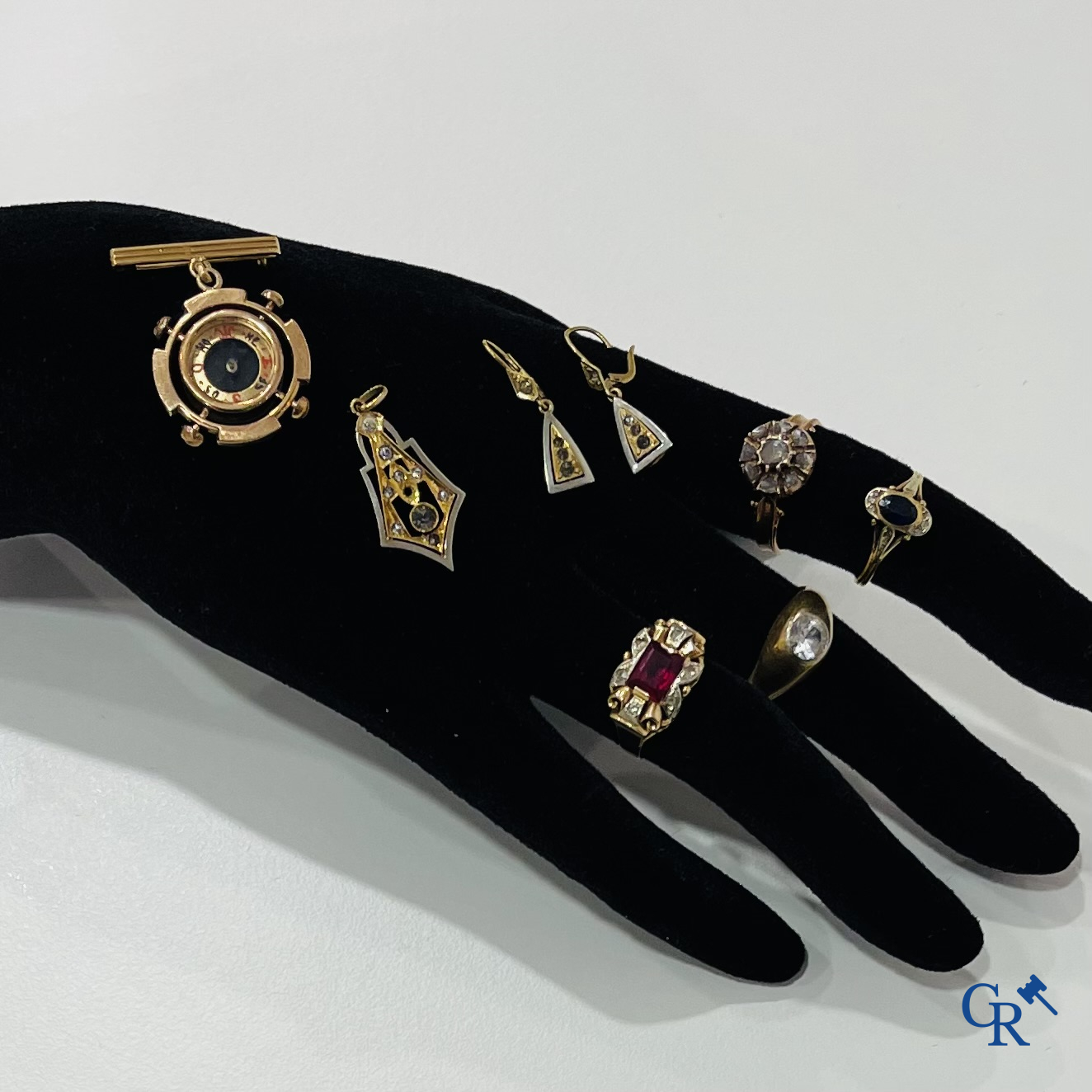 Bijoux, un lot de bijoux en or 750°/00, 1 bague sertie de 9 diamants taille ancienne et d'autres avec des imitations de diamants.