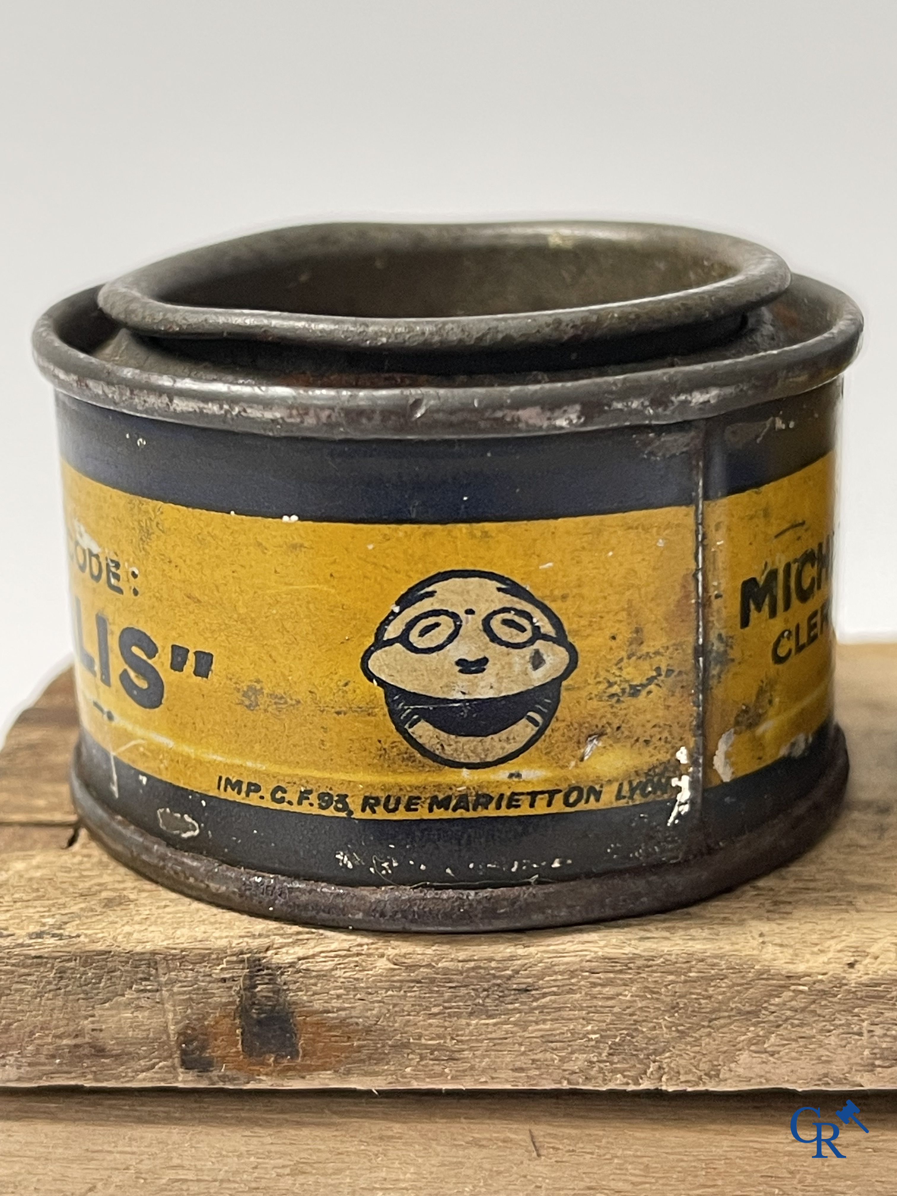 Michelin, an interesting lot with Michelin objects, mainly from the 1920's and 1930's.