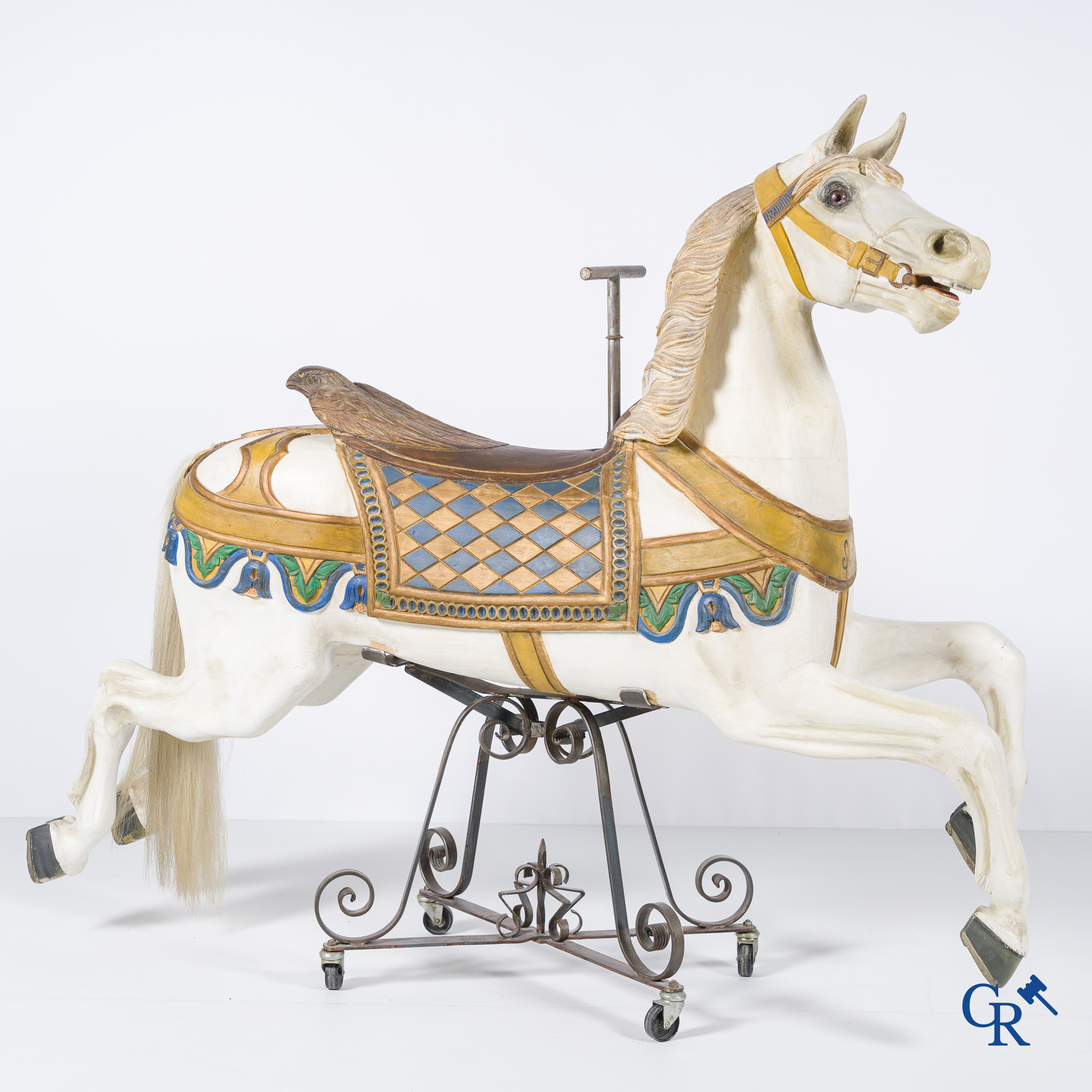 Art forain, un cheval de manège en bois avec des yeux en verre sur une base en fer forgé. Allemagne vers 1900 - 1920.