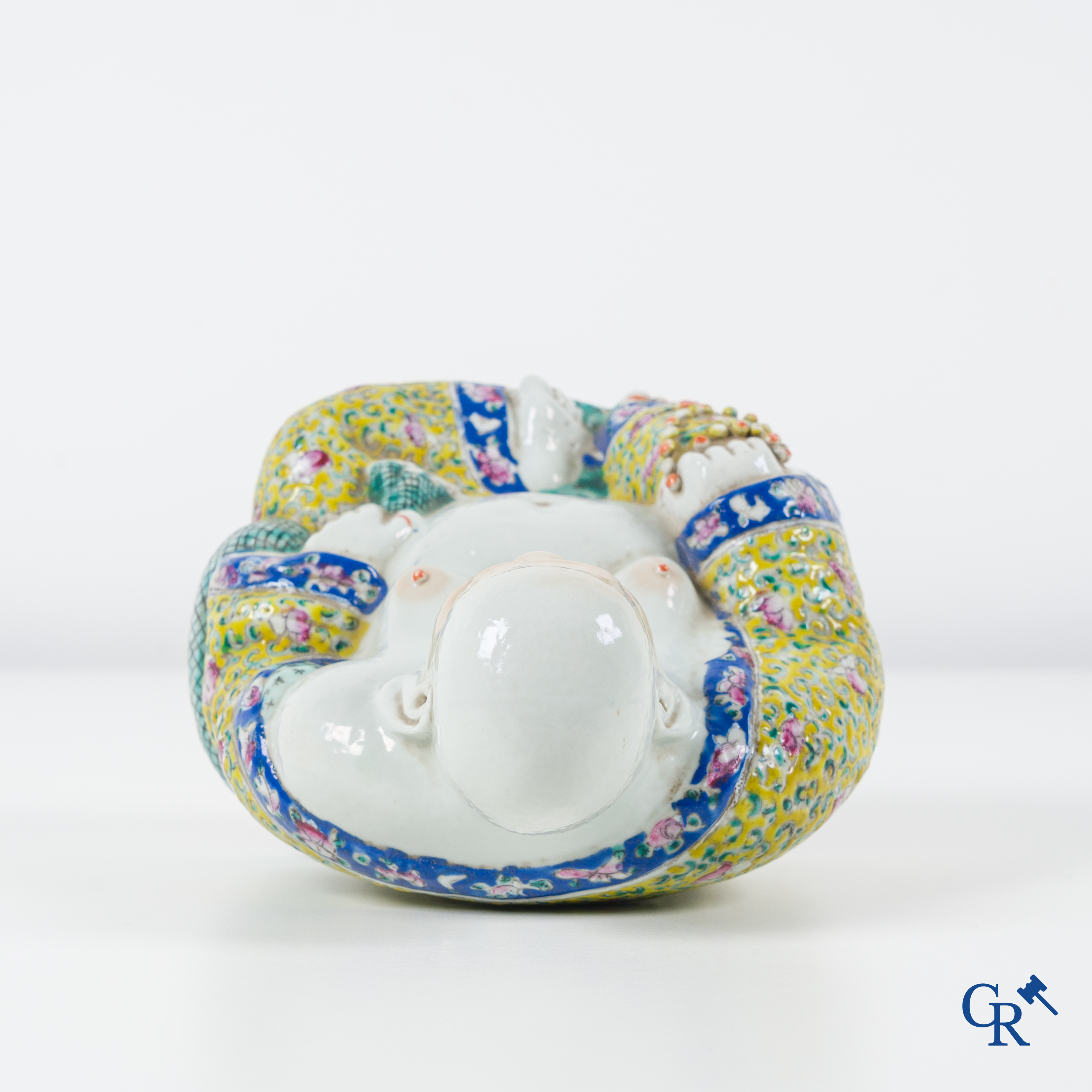 Chinees porselein, een Chinese famille rose figuur van Boeddha, met zegelmerk. 19e eeuw.
