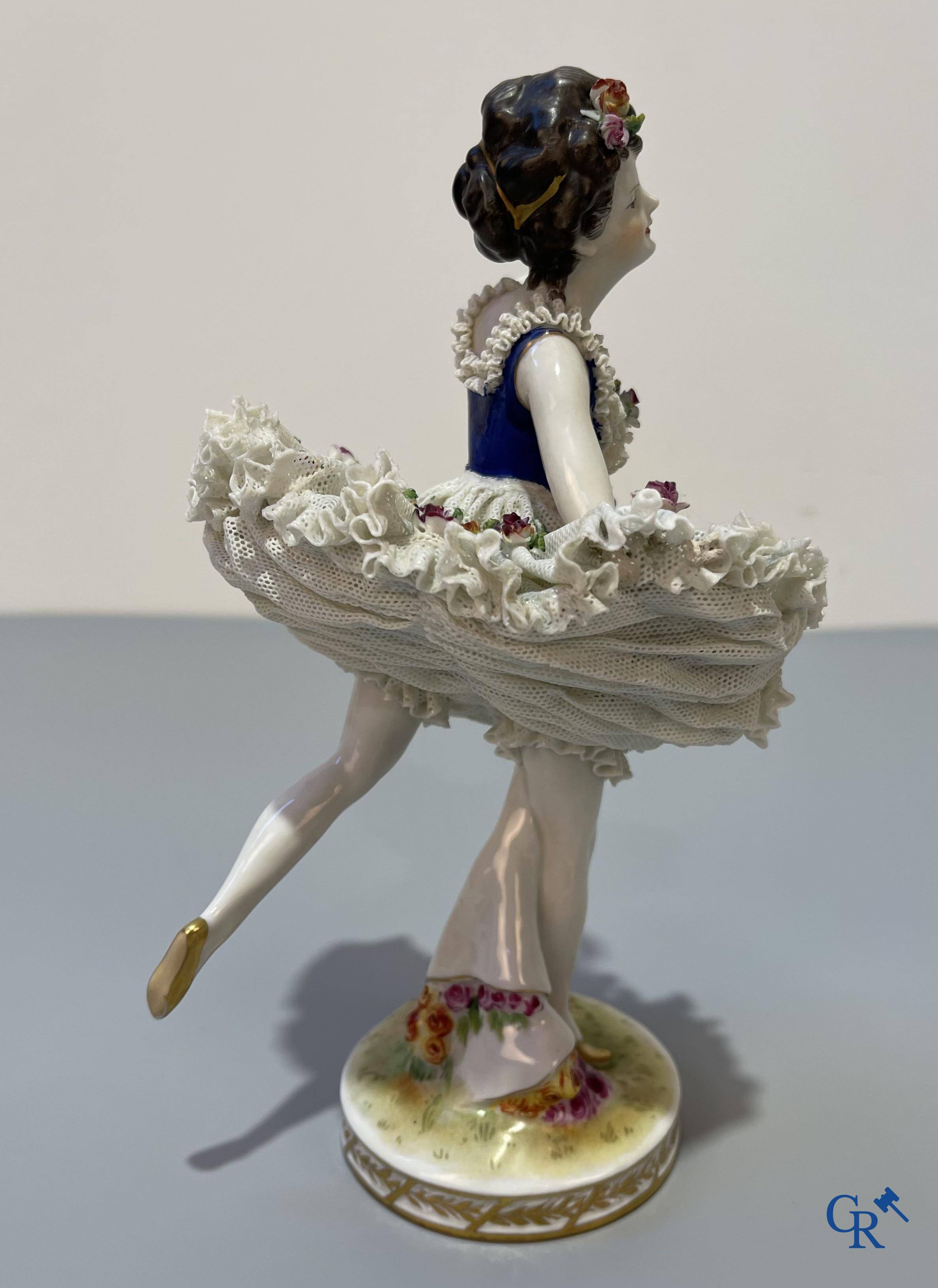 Porcelaine européenne, Ludwigsburg, danseuse en porcelaine en dentelle "lace porcelain" allemande finement décorée.