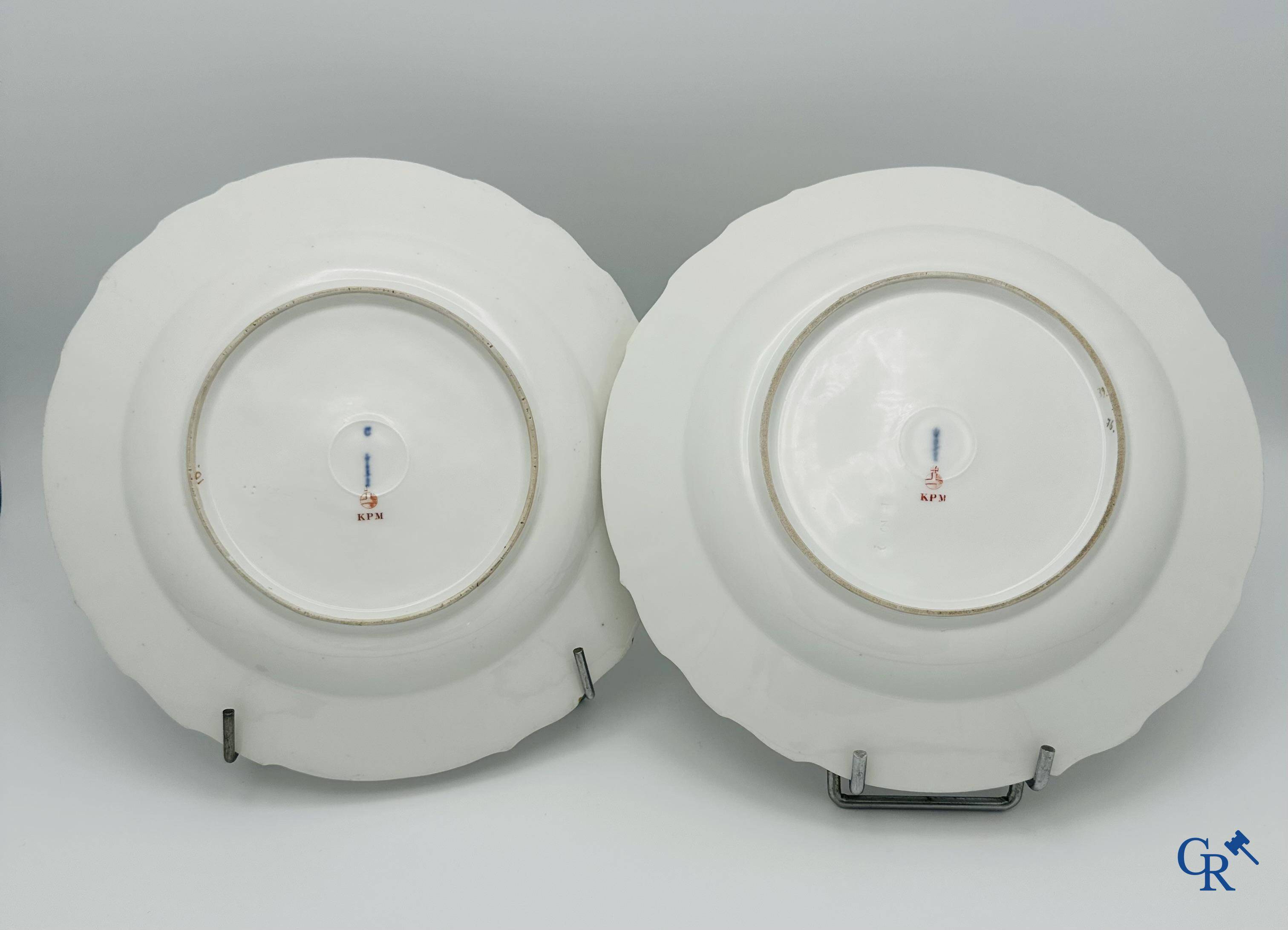 KPM: Manufacture Royale de Porcelaine de Berlin. Paire d'assiettes en porcelaine finement peinte.