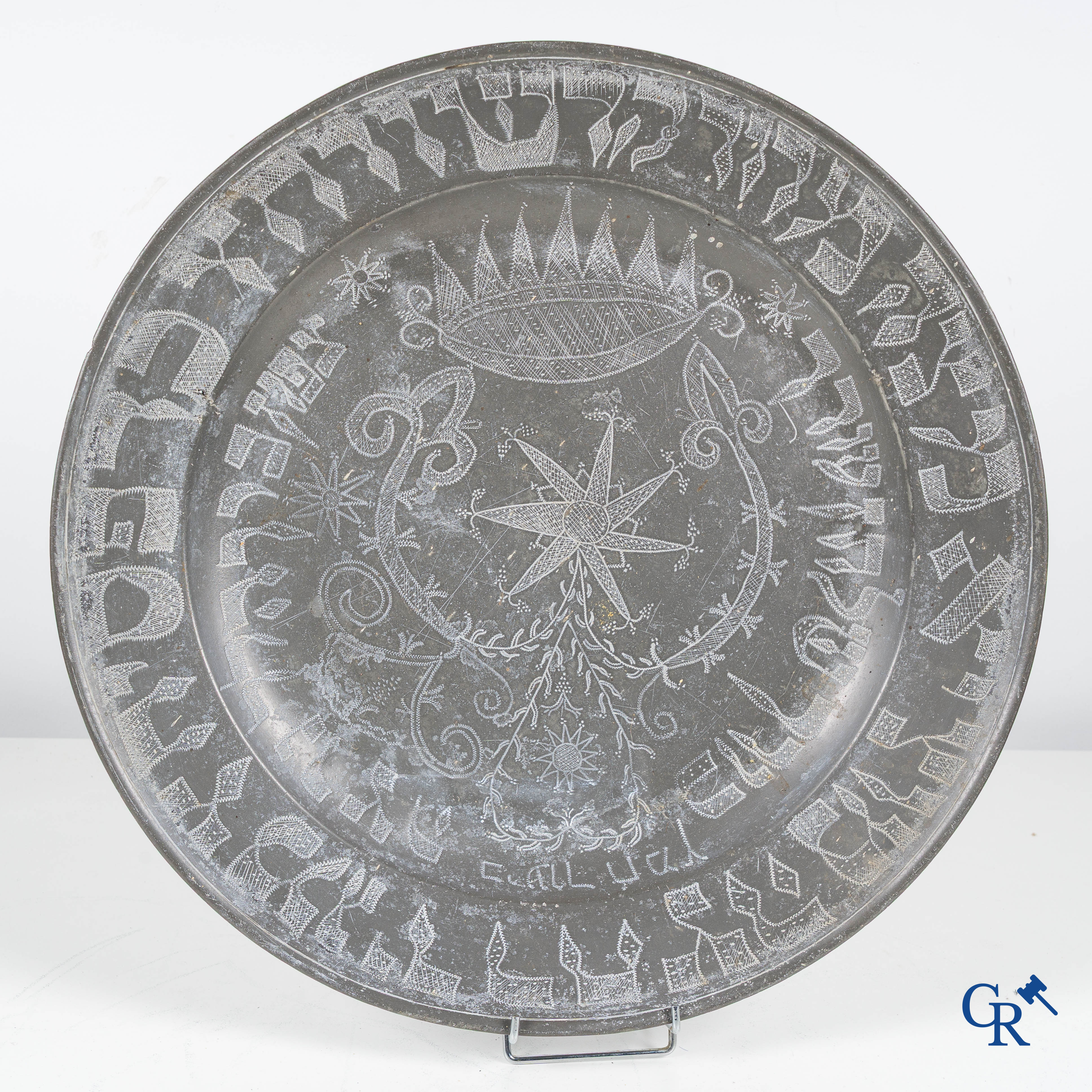 Een groot lot antieke tinnen schotels, waaronder een zeldzame scheerkom. 18e-19e eeuw.