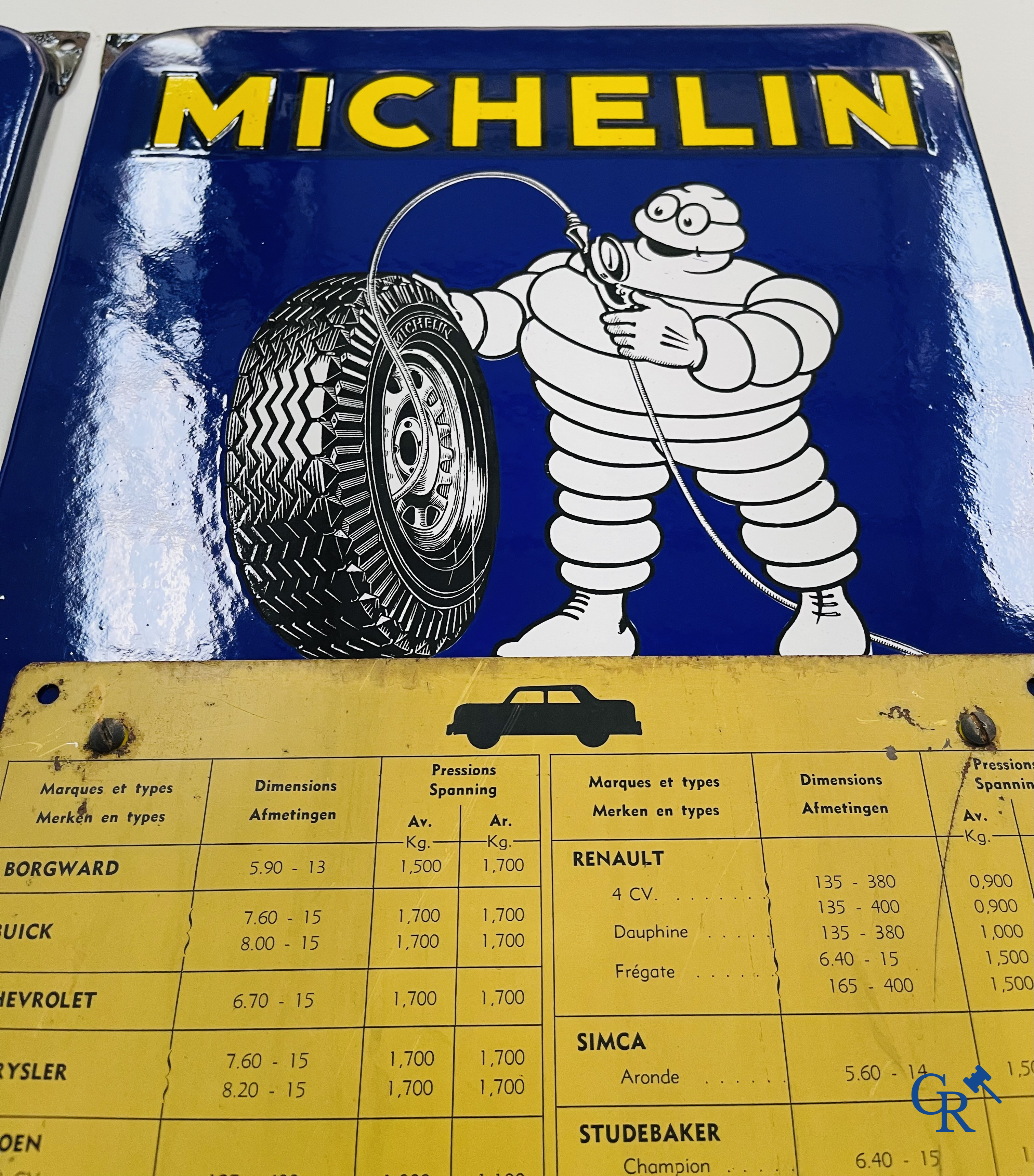 Michelin, een paar emaille borden met bandendruk paneel in blik voor auto en vrachtwagen. Emaillerie Belge 1954.