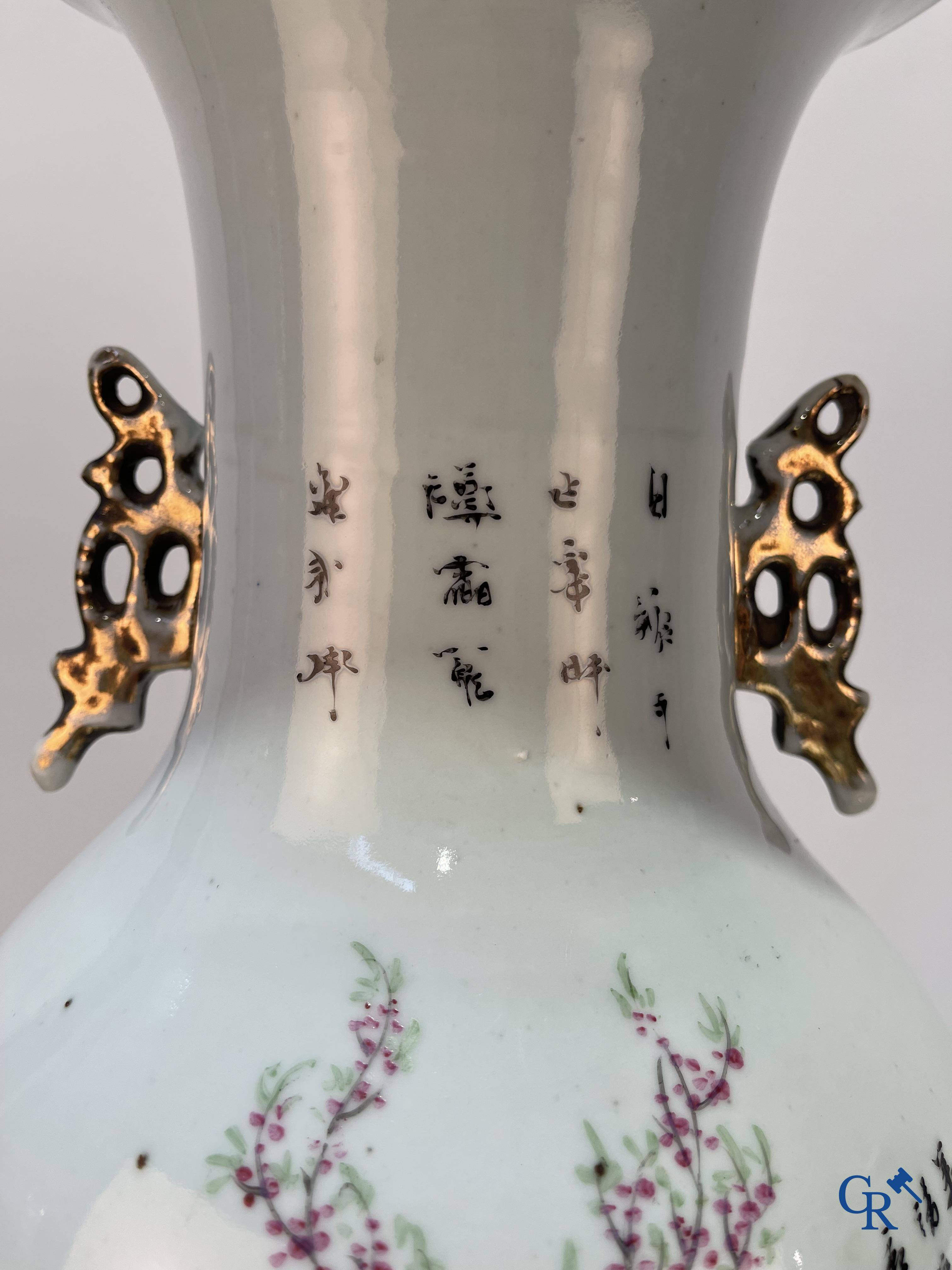 Art Asiatique, porcelaine chinoise, un vase chinois à double décor avec des sages. Période République.