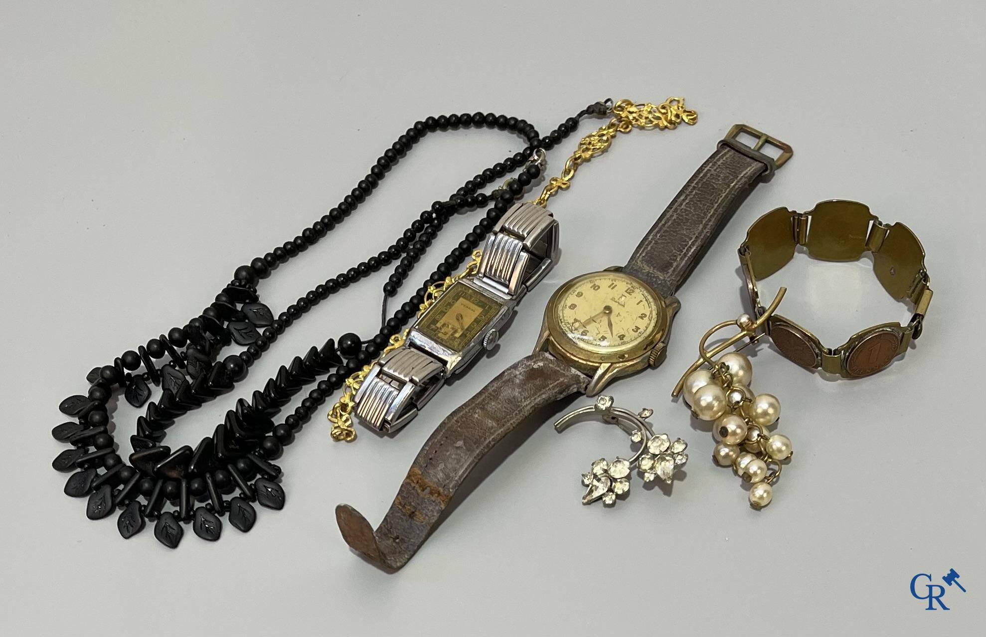 A lot with various religious objects and brocante. Including 2 frames in sepiolite, ex voto hearts, etc.