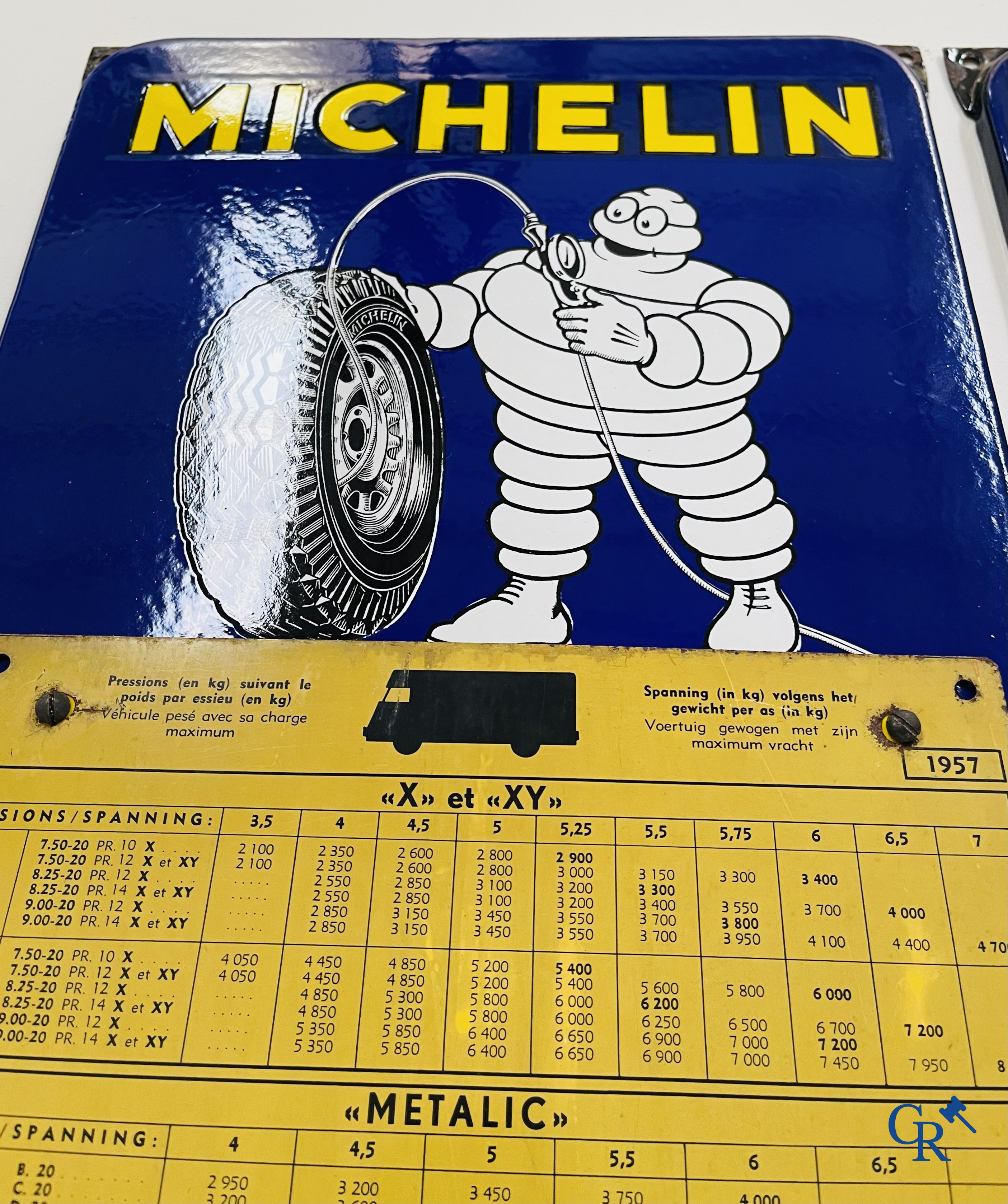 Michelin, een paar emaille borden met bandendruk paneel in blik voor auto en vrachtwagen. Emaillerie Belge 1954.