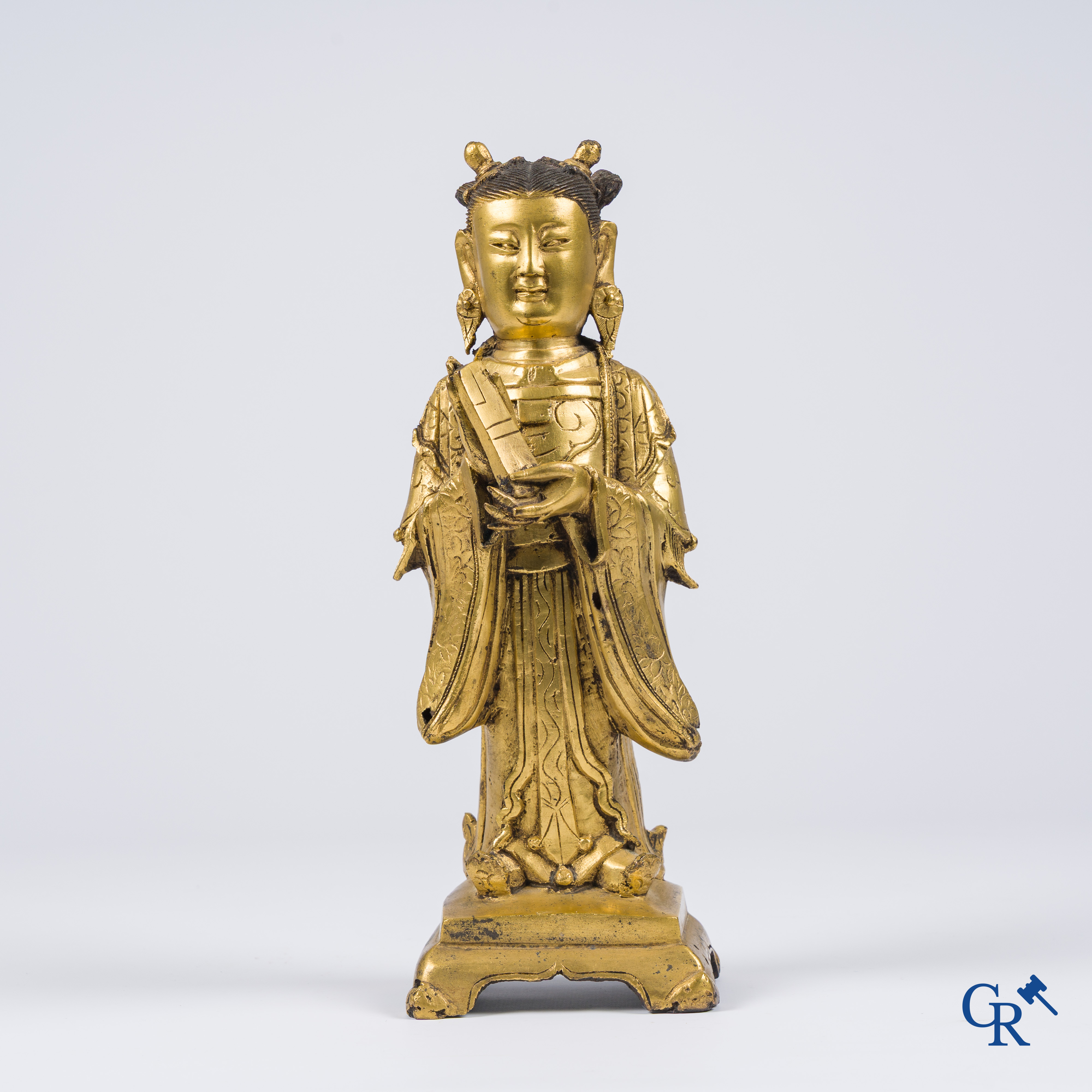 Aziatica, China. Een grote vergulde bronzen staande voorstelling van Longnu.