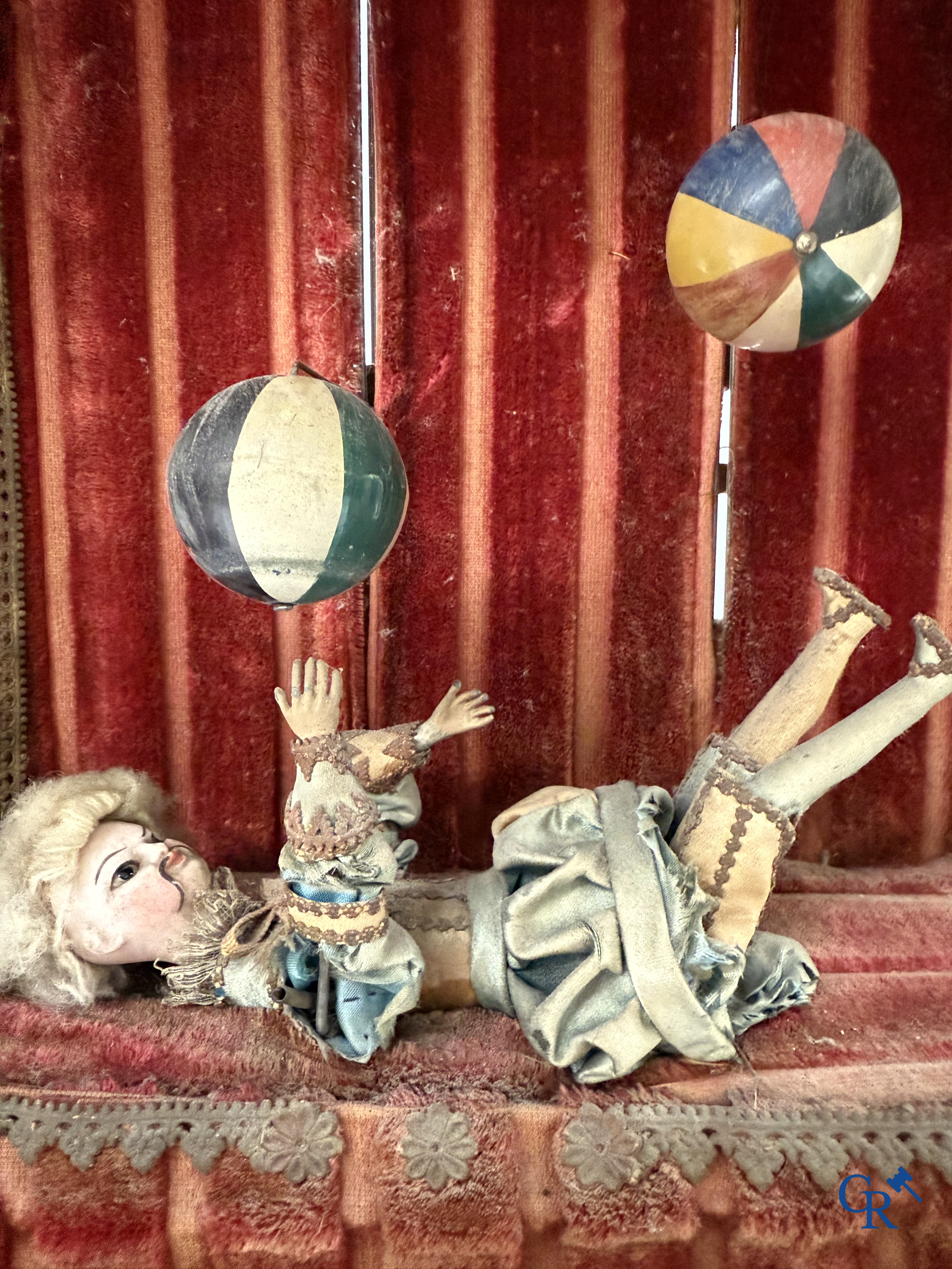 Phalibois, zeldzaam mechanisch geanimeerd diorama met jonglerende acrobaat. Frankrijk circa 1875.