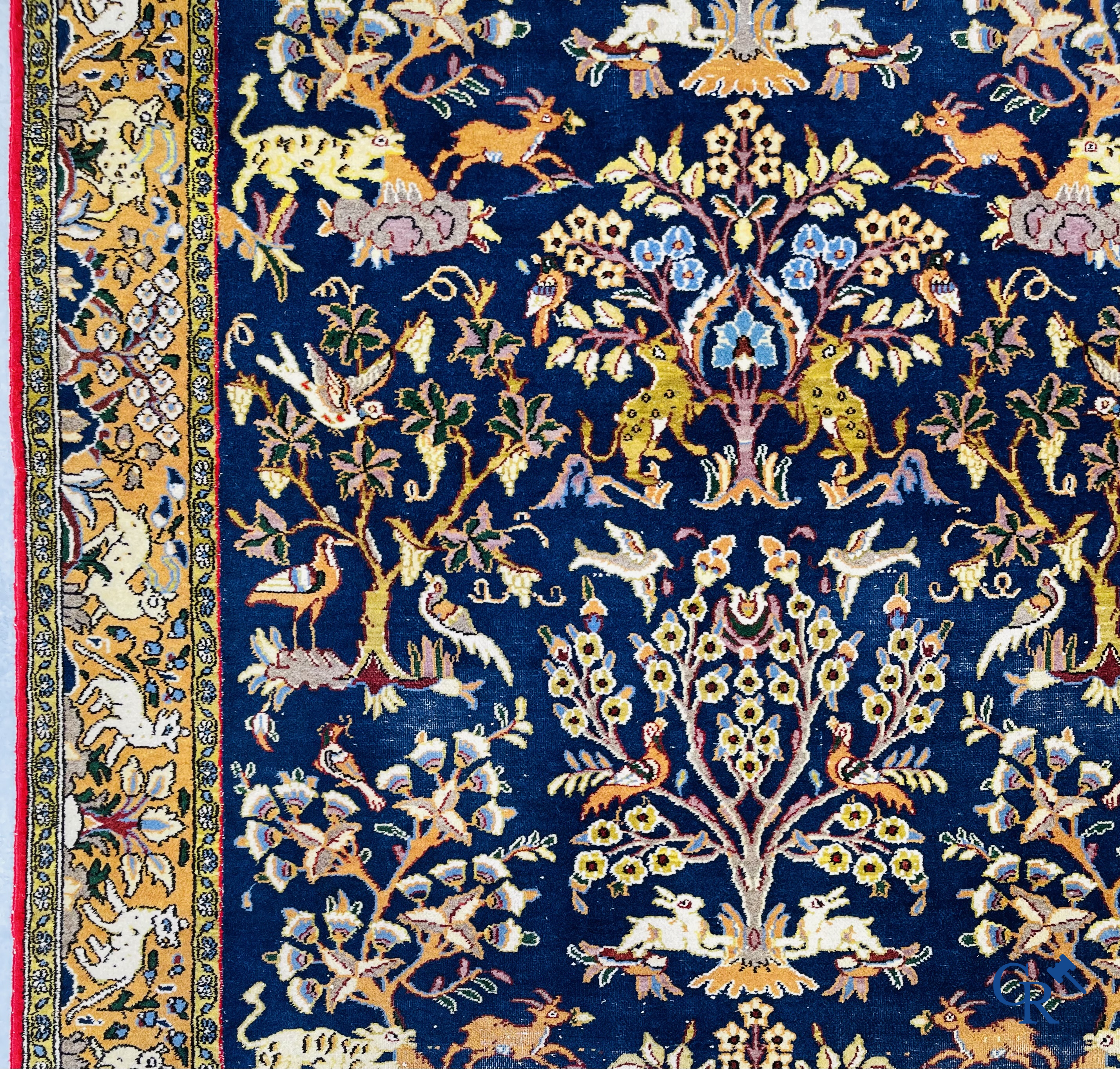Tapis d'orient: Iran, tapis persan noué à la main avec un décor d'animaux de la forêt.