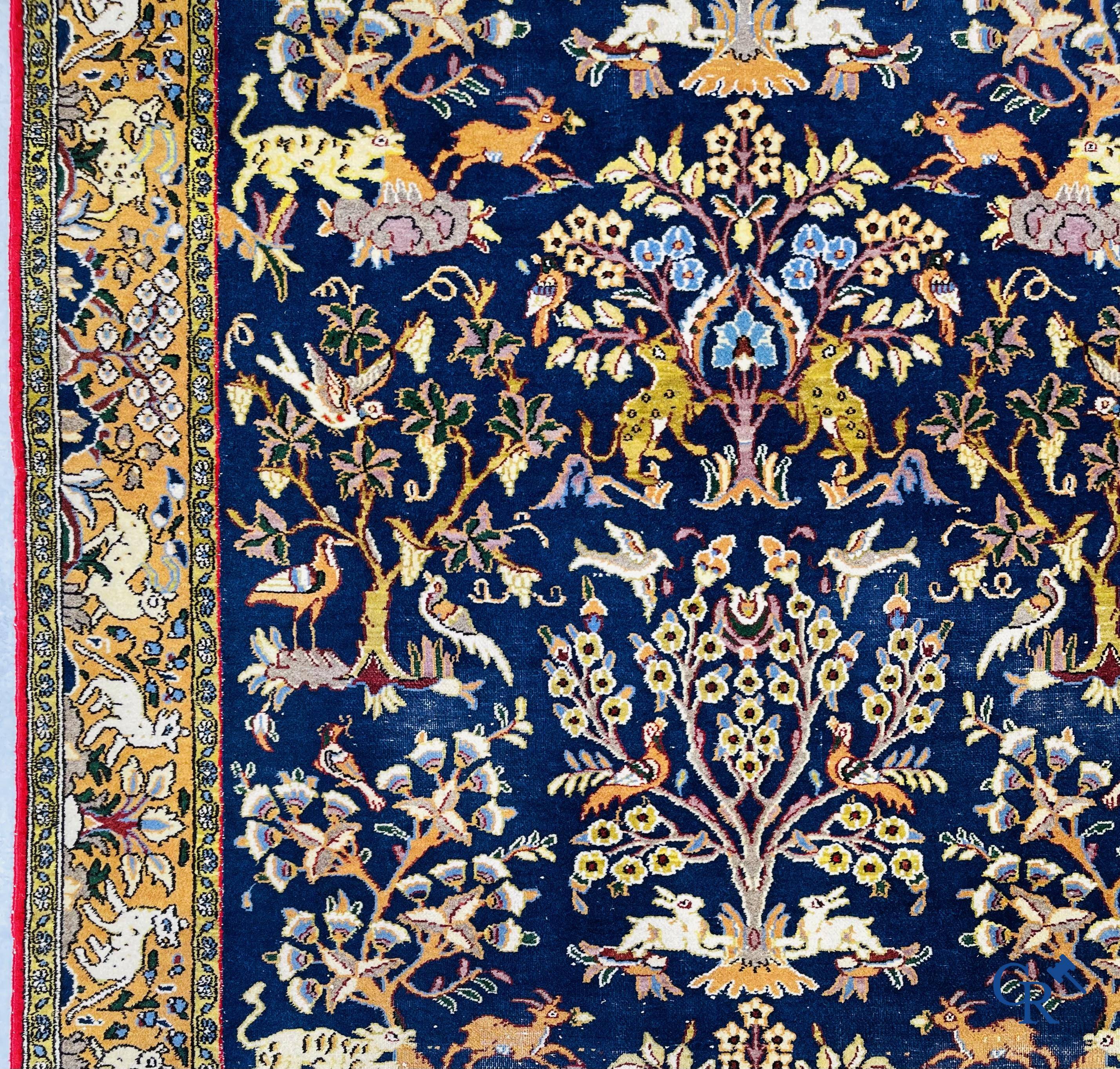 Oosterse tapijten: Iran, handgeknoopt Perzisch tapijt met decor van wouddieren.