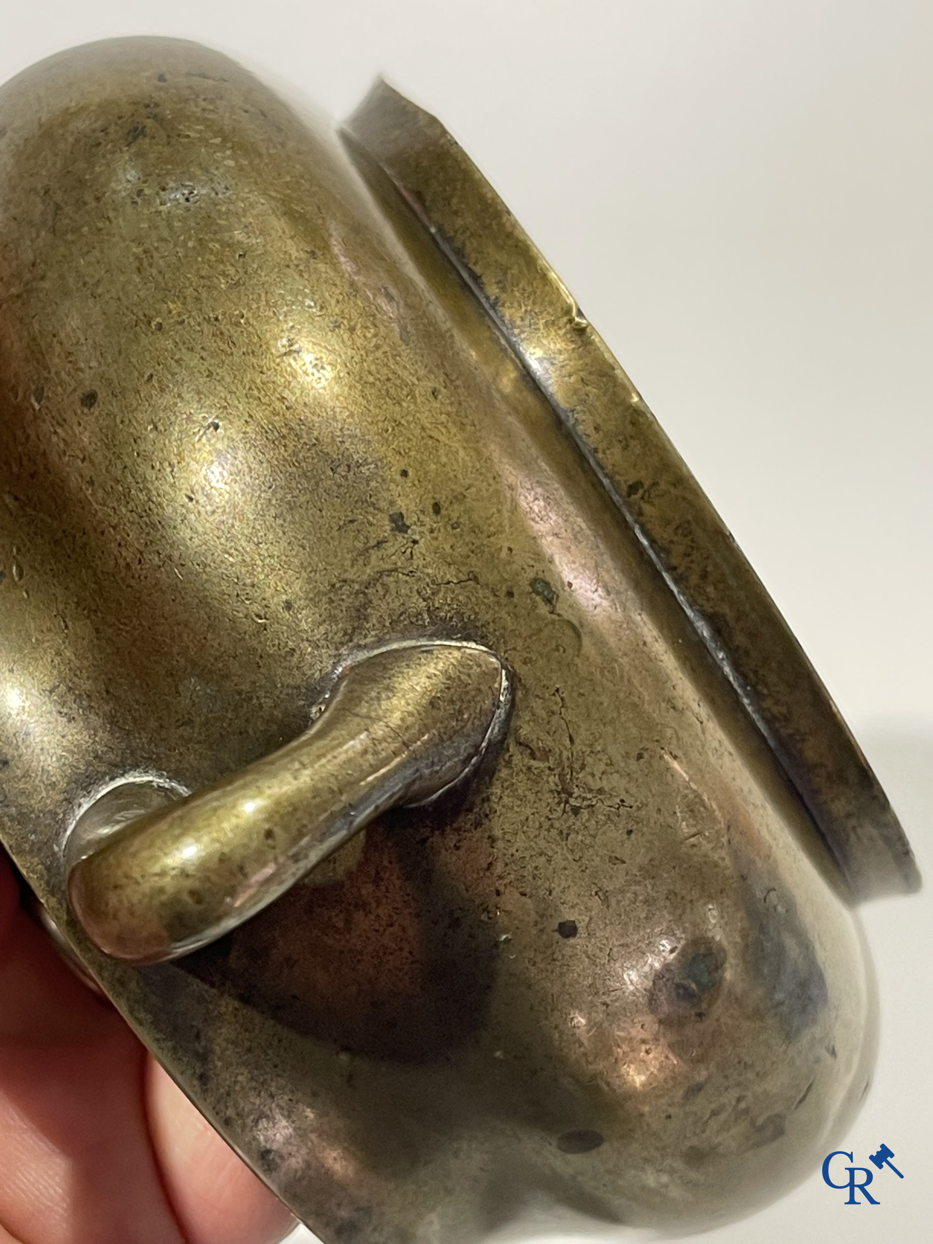 Aziatica, een Chinese bronzen wierookbrander. Chóngzhēn Dīngchǒu nián zhì 崇禎丁丑年製 mark, gedateerd 1637.