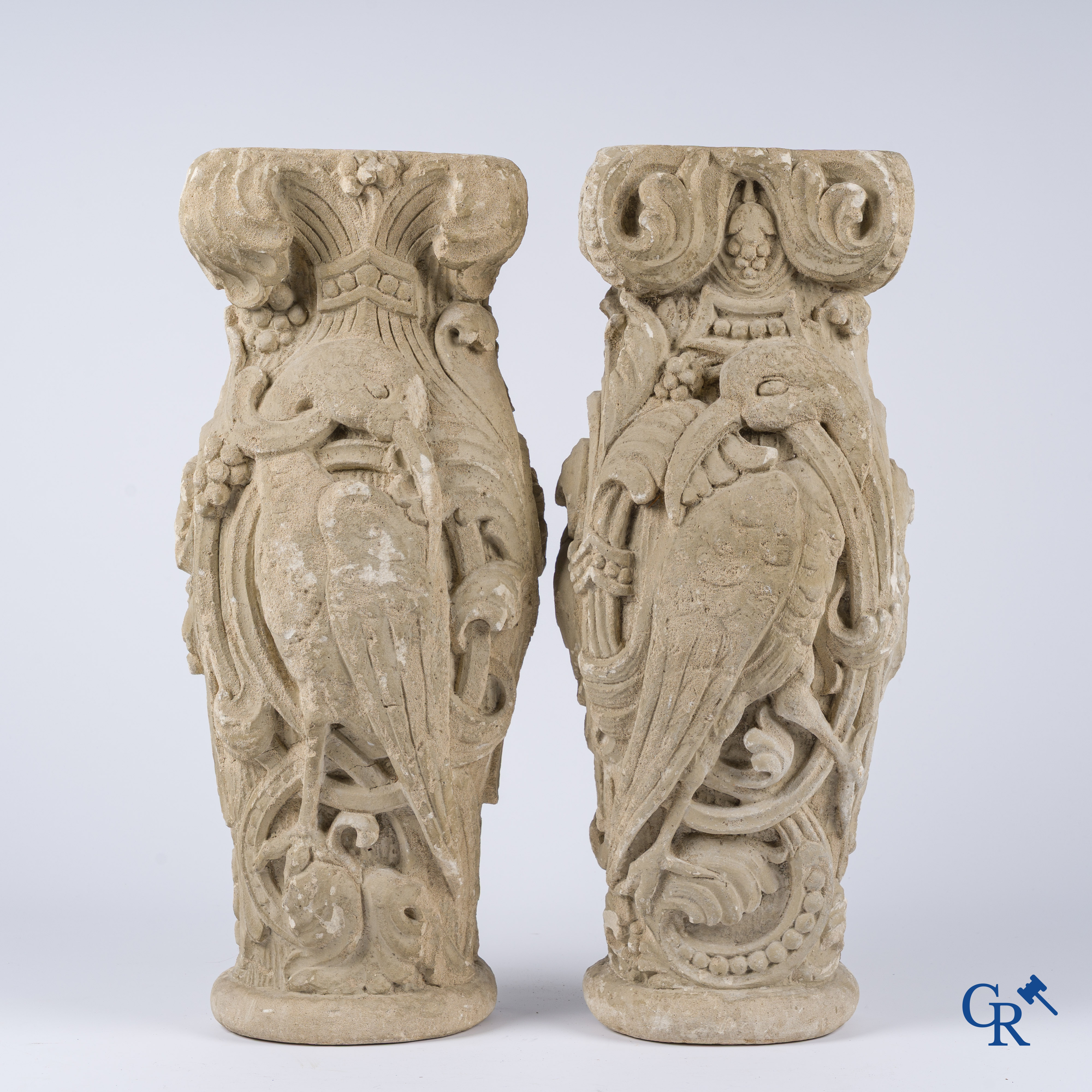 Paar gebeeldhouwde kalkstenen kapitelen. Frankrijk, hoogstwaarschijnlijk Champagnestreek, XIIe eeuw.