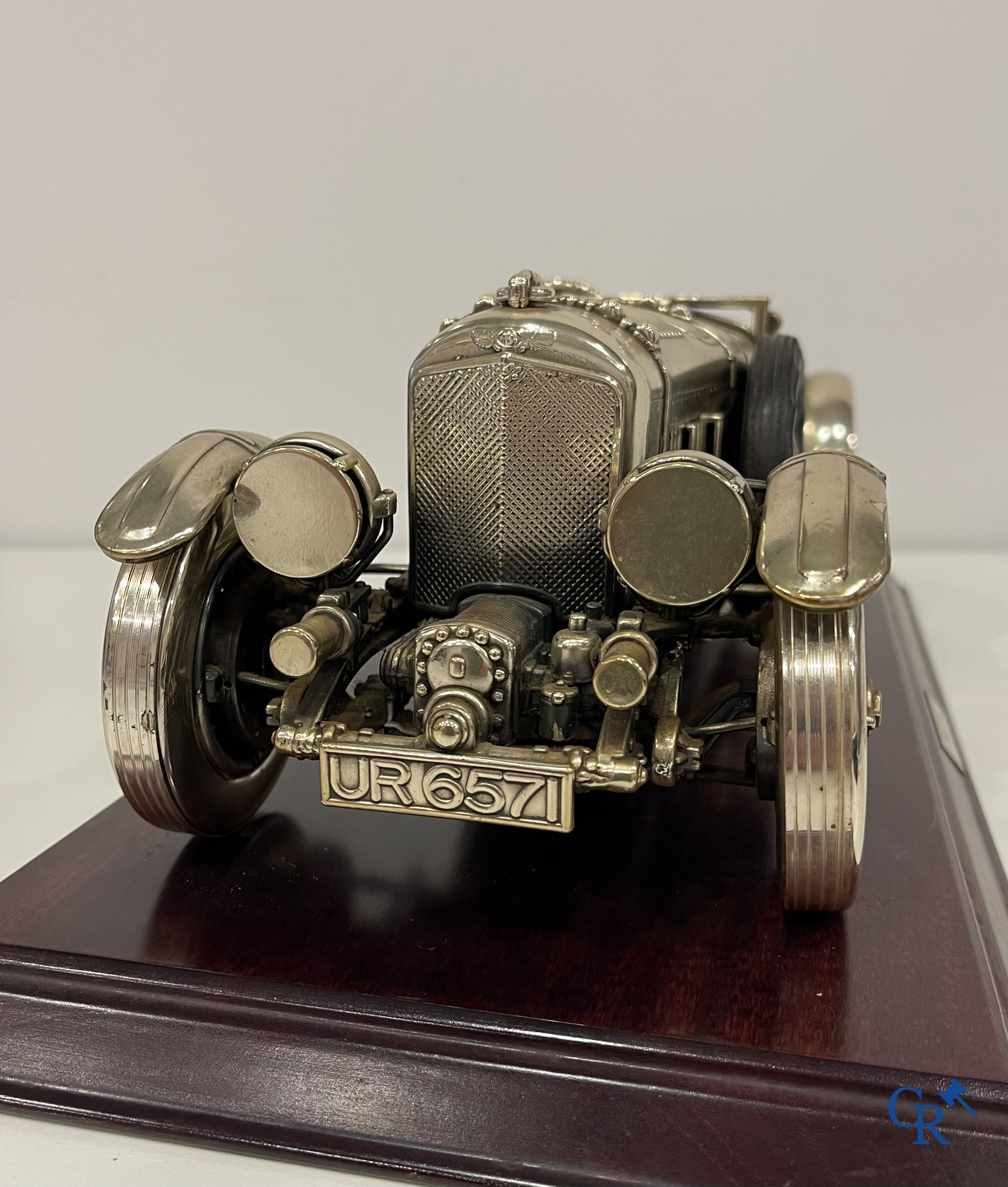Bentley, een uitzonderlijk fijn gedetailleerd sterling zilveren 925°/00 schaalmodel van een 30 er jaren Bentley.