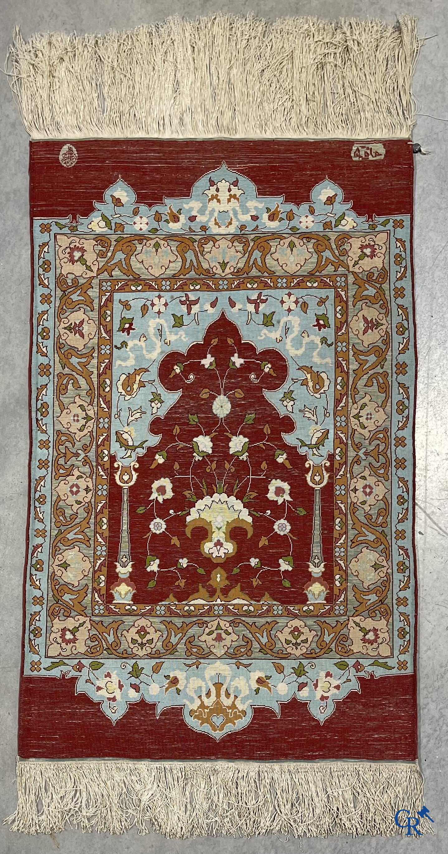 Oosterse tapijten. 2 kleine zijden tapijtjes bewerkt met gouddraad.