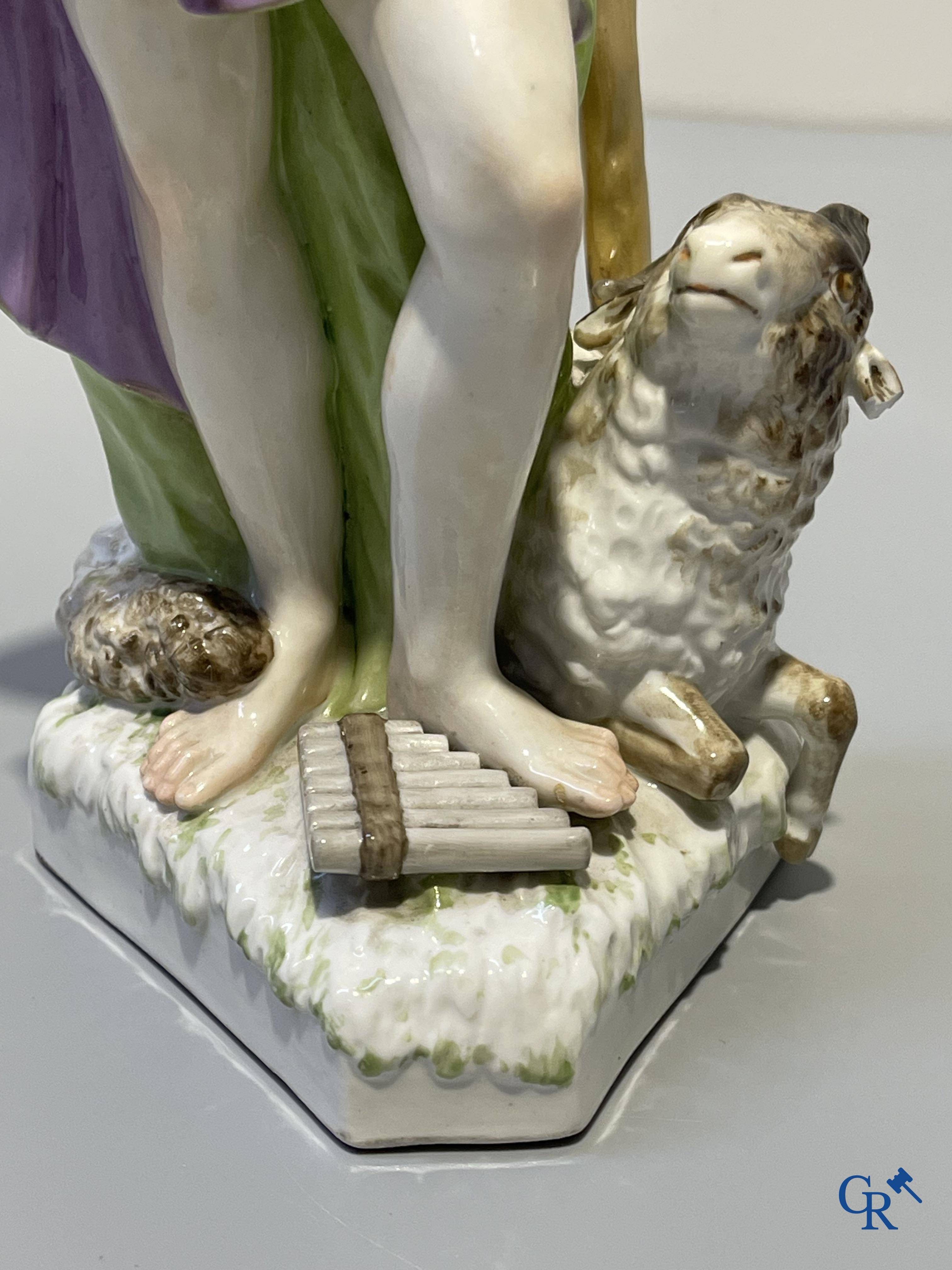 Porcelaine européenne, KPM-Berlin, représentation finement décorée d'un berger. Marqué. 19ème siècle.