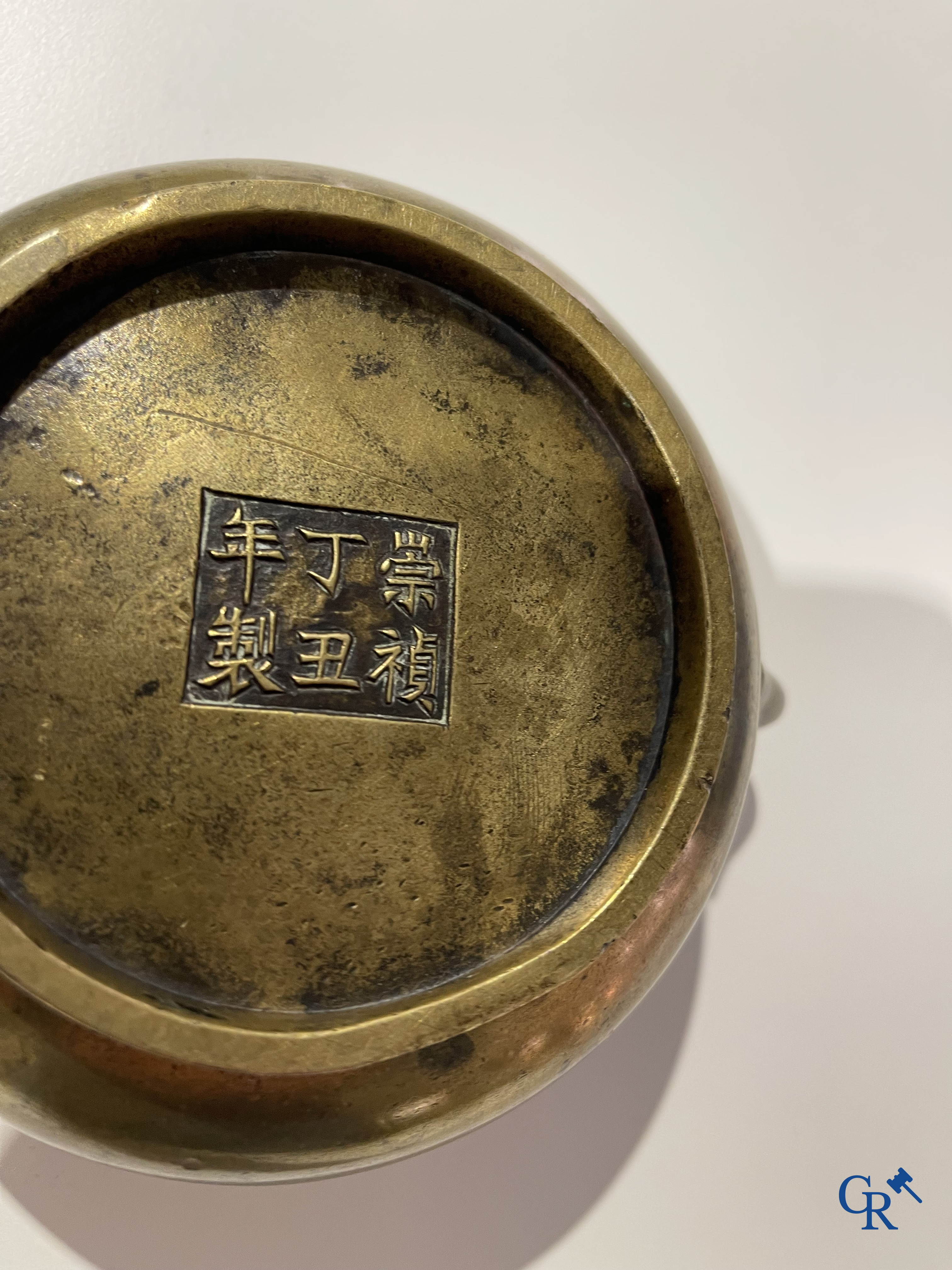 Aziatica, een Chinese bronzen wierookbrander. Chóngzhēn Dīngchǒu nián zhì 崇禎丁丑年製 mark, gedateerd 1637.