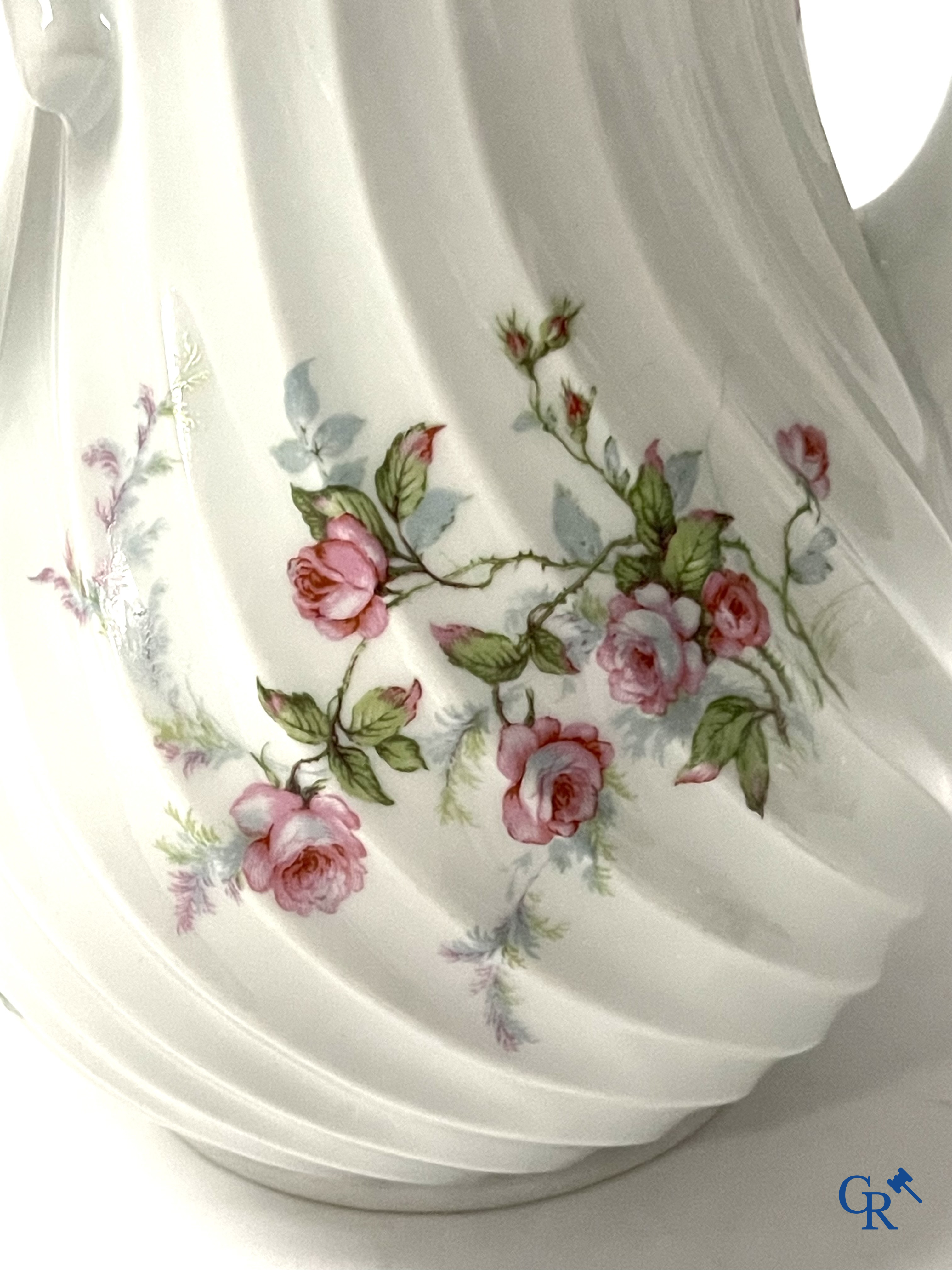 Haviland Limoges. An extensive hand-painted coffee tableware in French porcelain. Circa 1900.