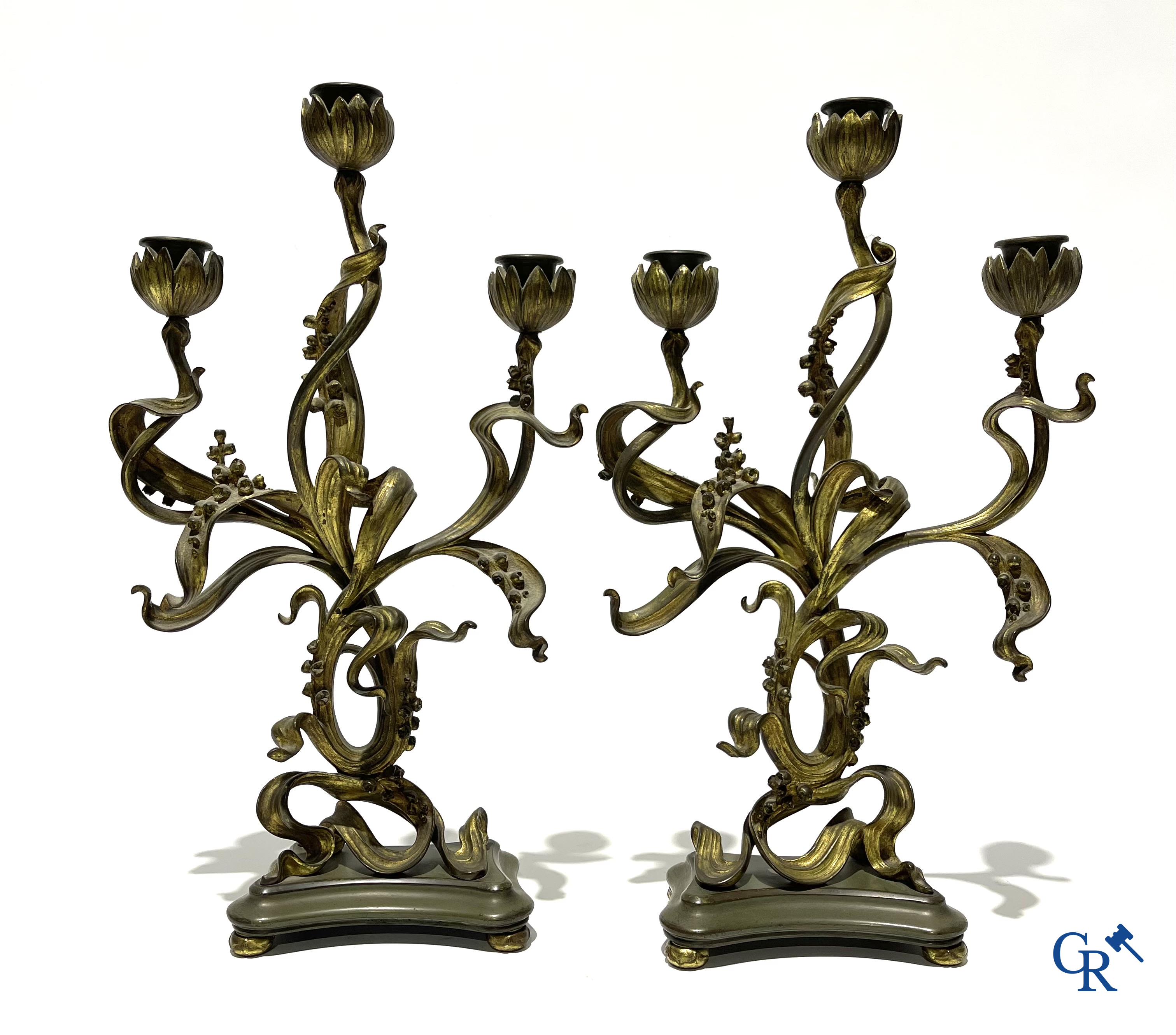 Art Nouveau, een 3-delige bronzen schouwgarnituur in Jugendstil. Circa 1900.