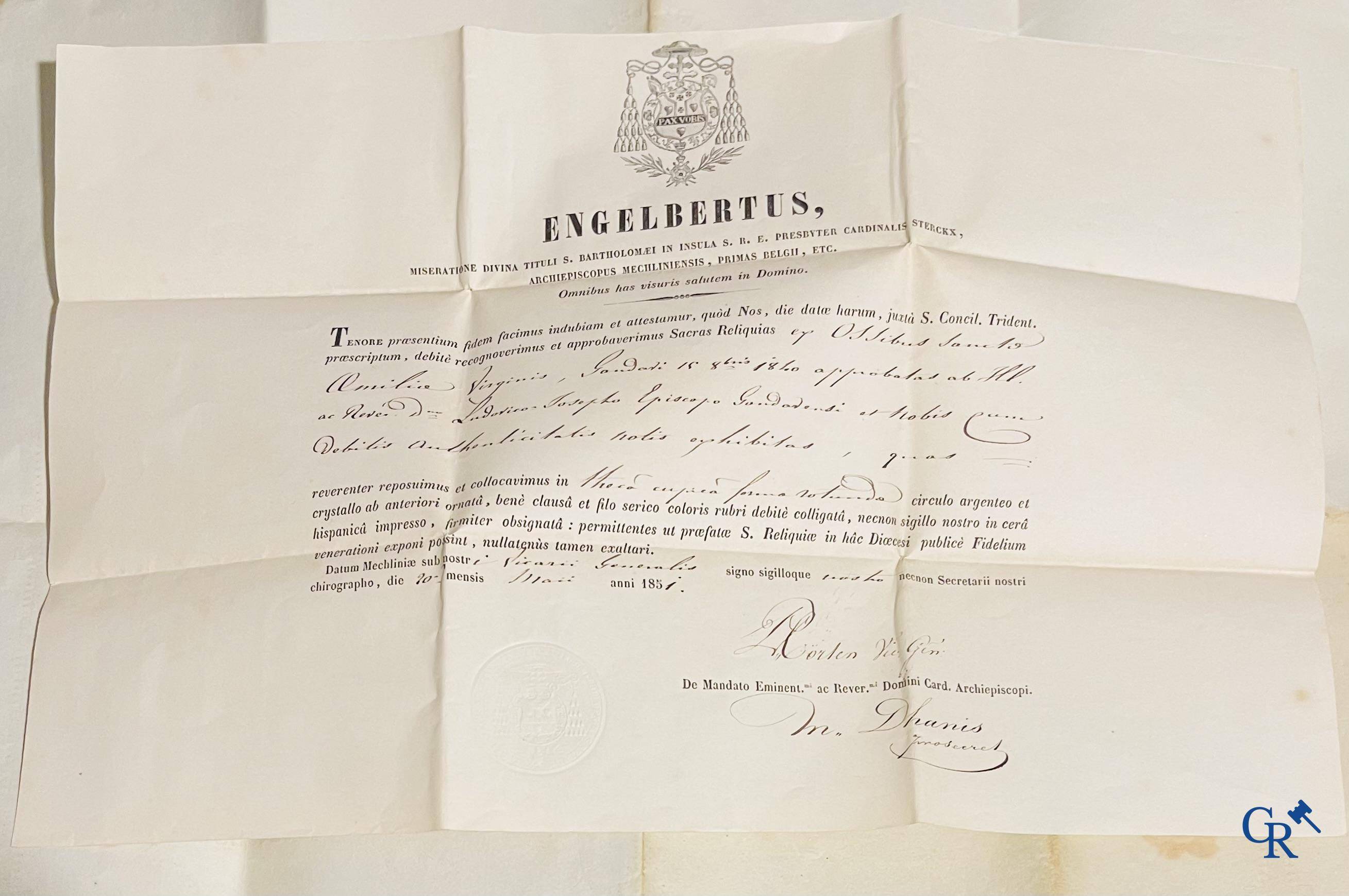 Objets religieux, un lot de 4 thecas scellés qui contiennent ensemble 23 reliques et plusieurs cedulas.