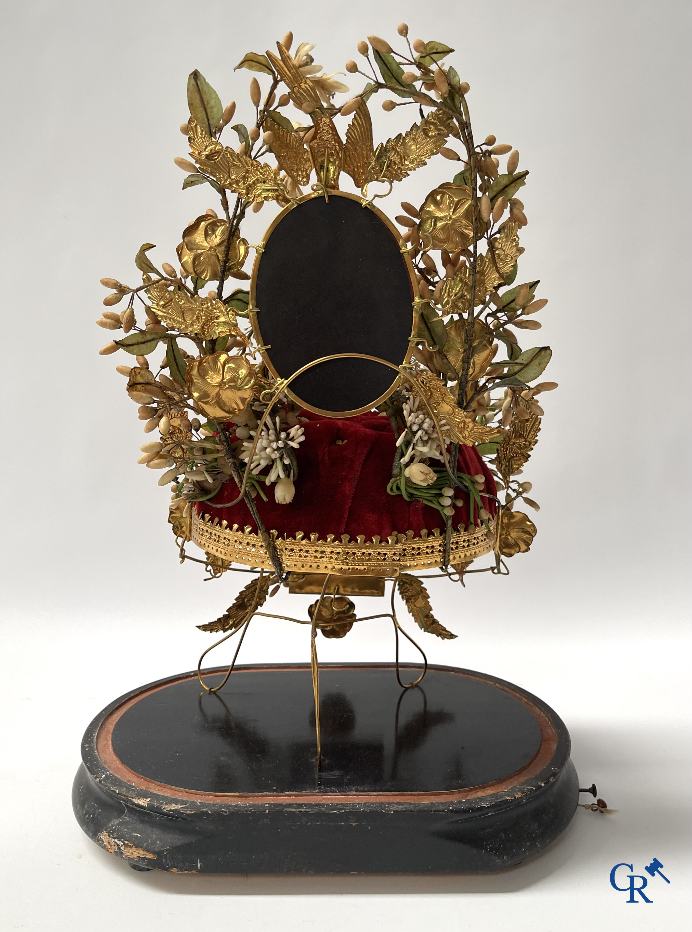 Music box. A globe with bridal bouquet with mirrors and ornaments in gold-plated brass. Built-in music mechanism.
