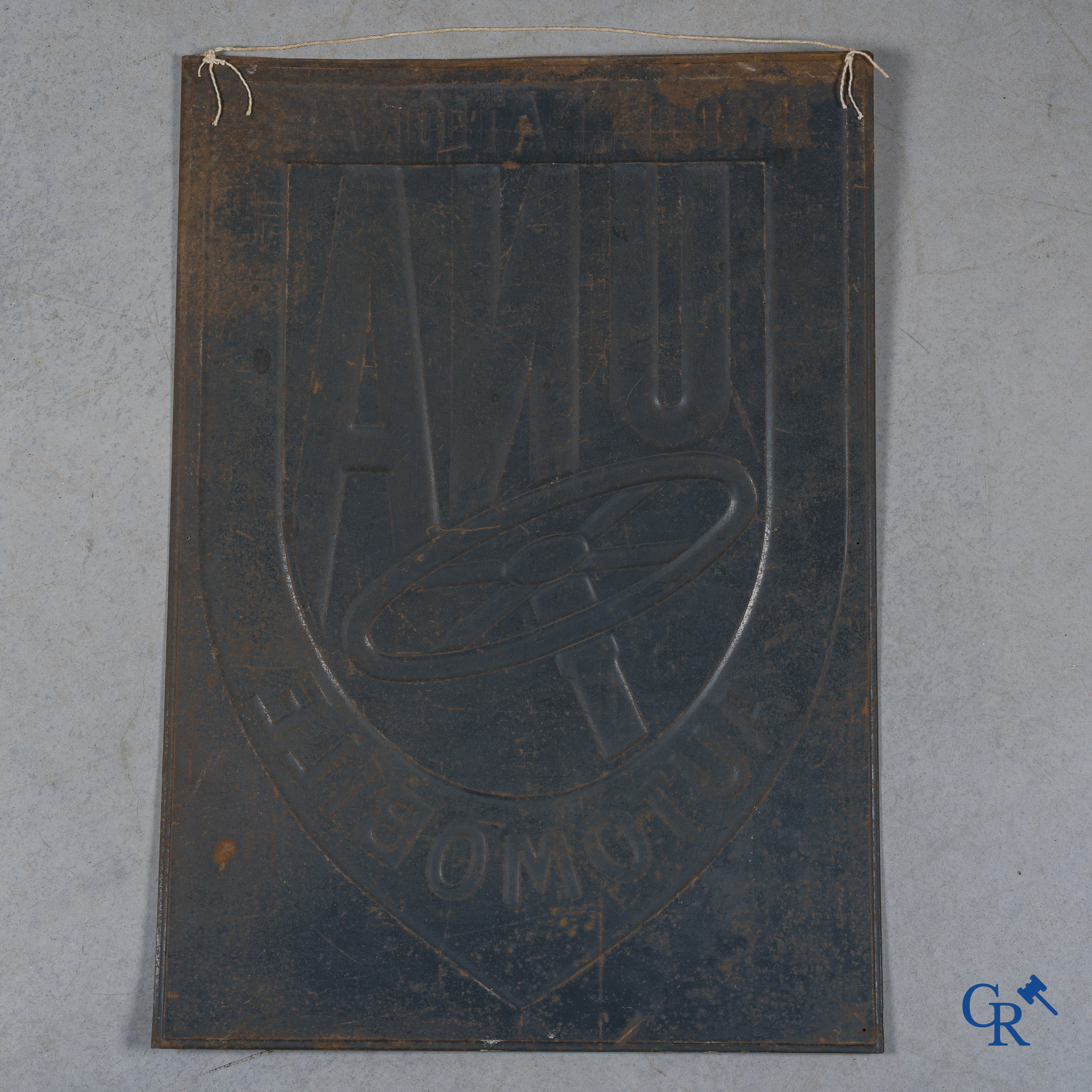 UNA, zeldzaam publiciteitsbord in beschilderd metaal voor de Union Nationale Automobile. Circa 1920.