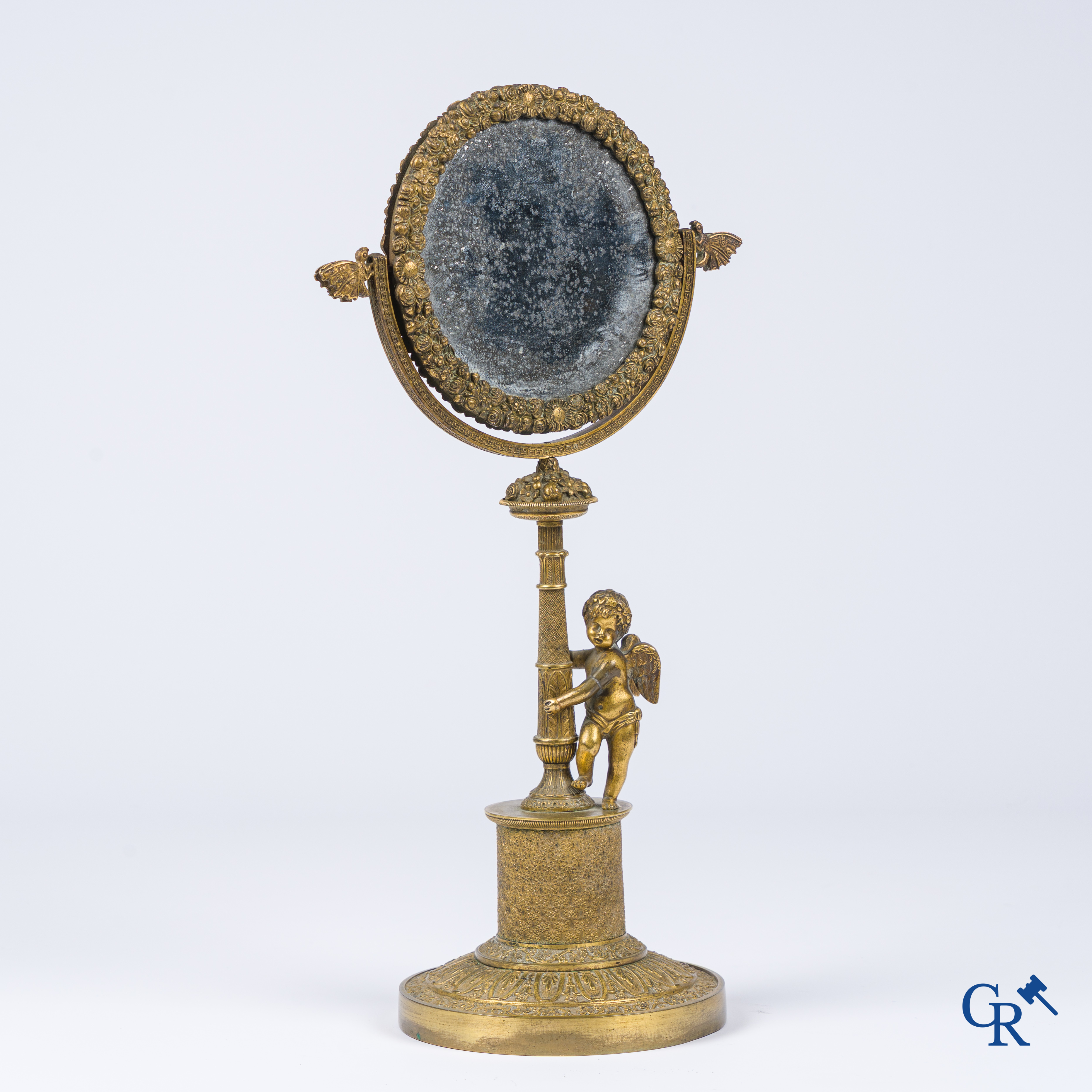 Empire, miroir de toilette en bronze ciselé et doré avec un cupidon et des papillons. Début du 19ème siècle.