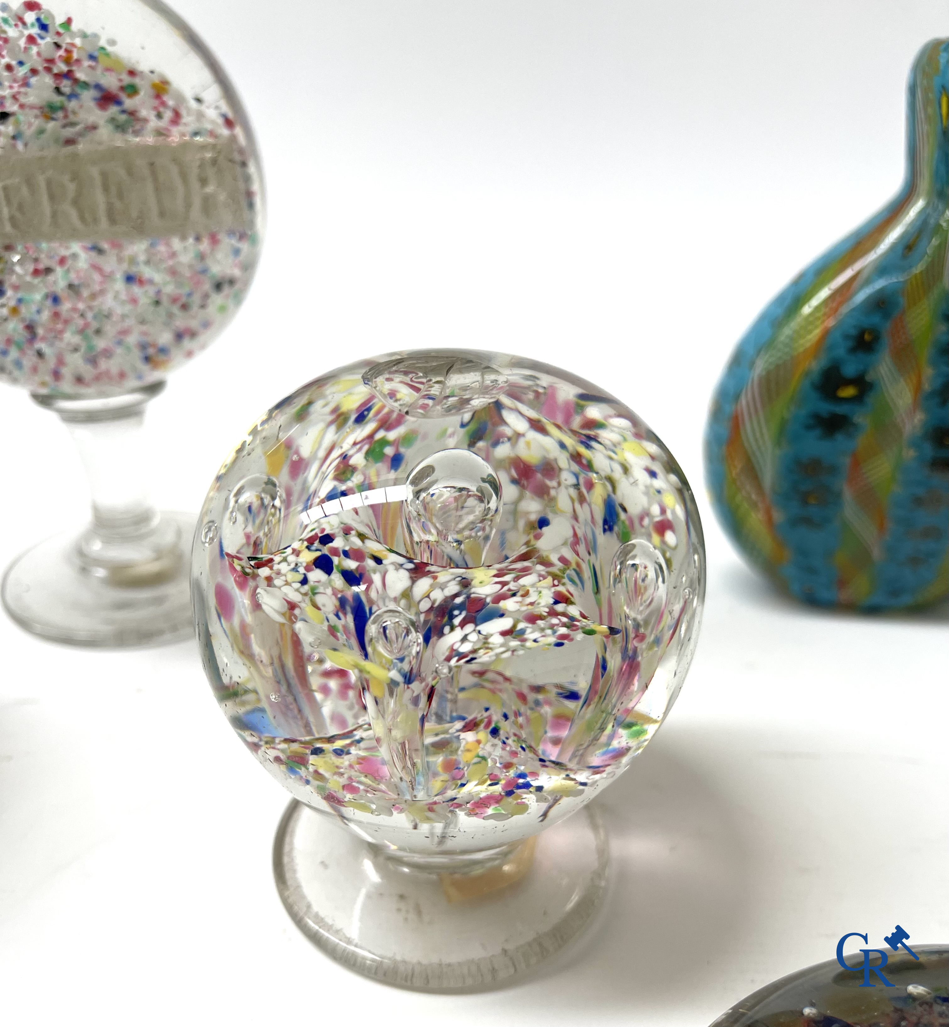 Several press papers and sulfure objects including a rare boule press paper depicting Henri II.