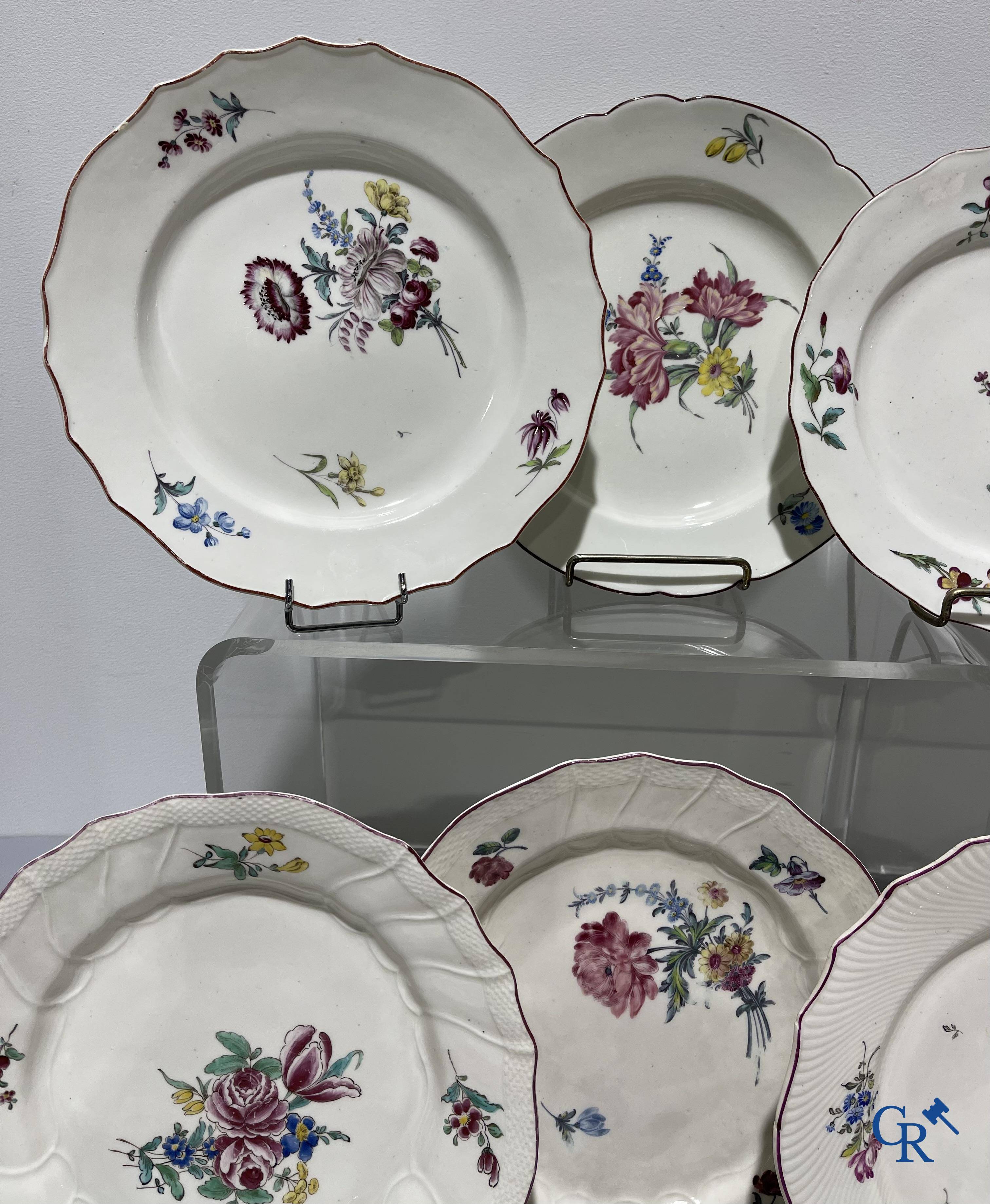 Europees porselein, Doornik. 16 borden met polychroom bloemendecor en 2 borden in de stijl van St. Amand. 18e eeuw.