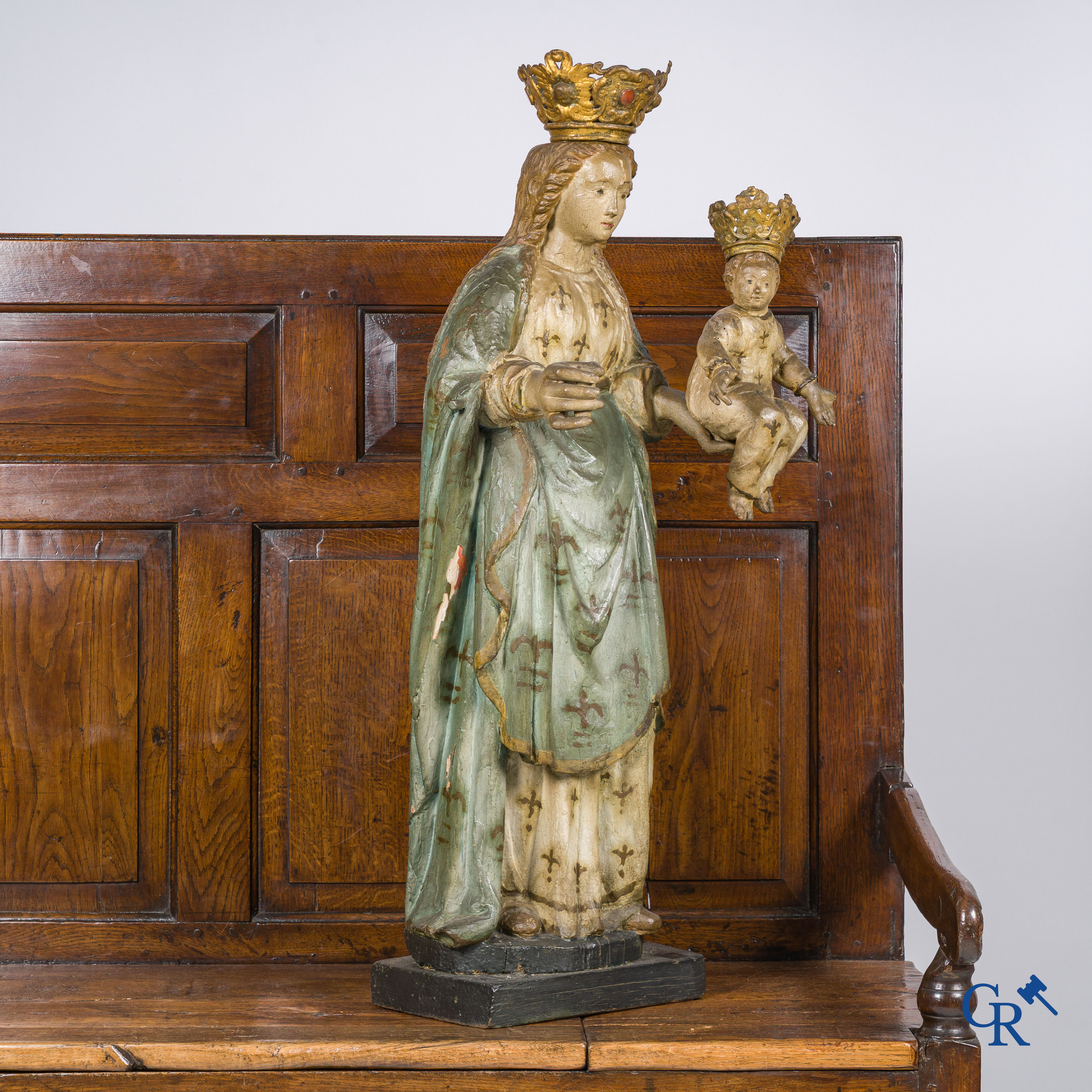 Houten gepolychromeerd Barok heiligbeeld van Maria met kind. De Kroon ingelegd met een amberachtig gesteente.