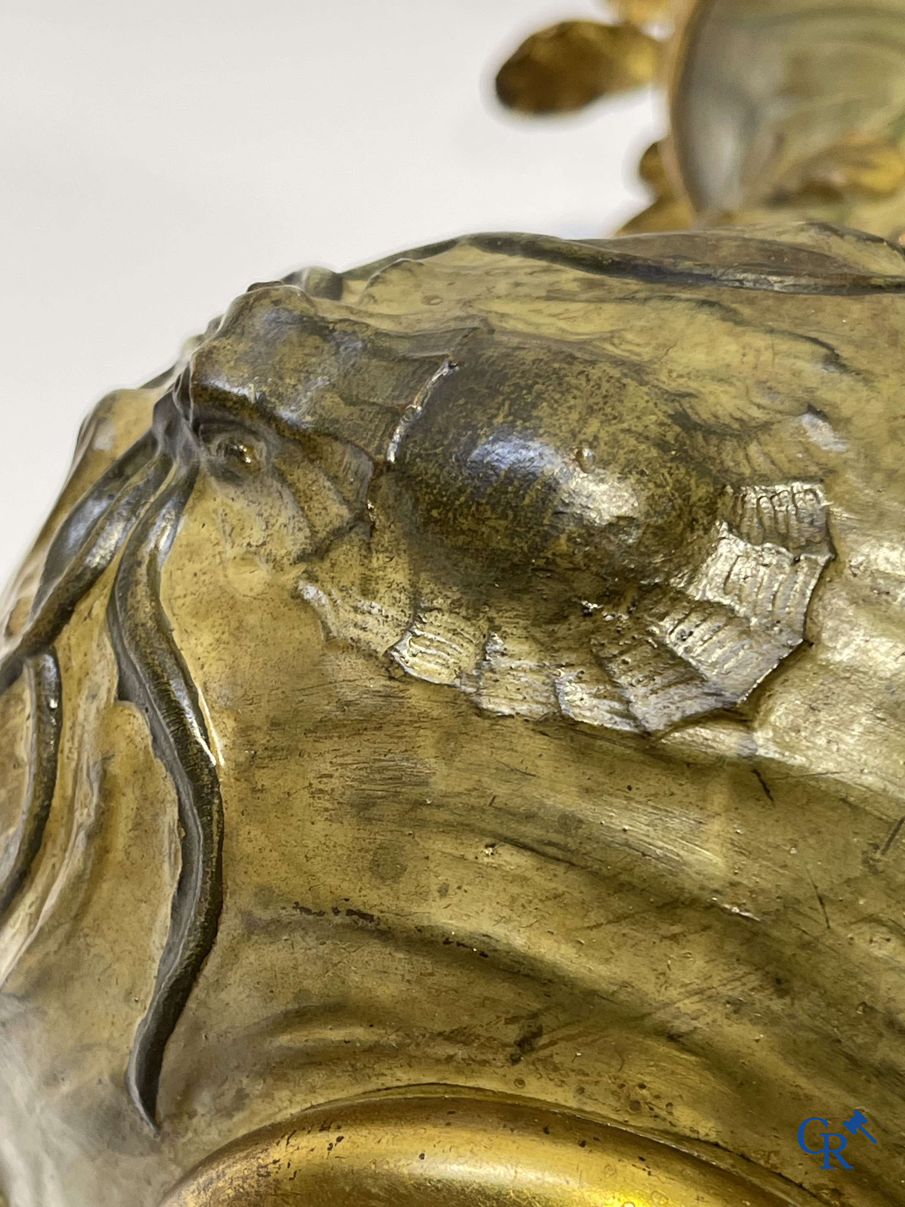 Art Nouveau, een uitzonderlijk 3-delig koud beschilderde bronzen schouwgarnituur met zeedieren. Circa 1900.