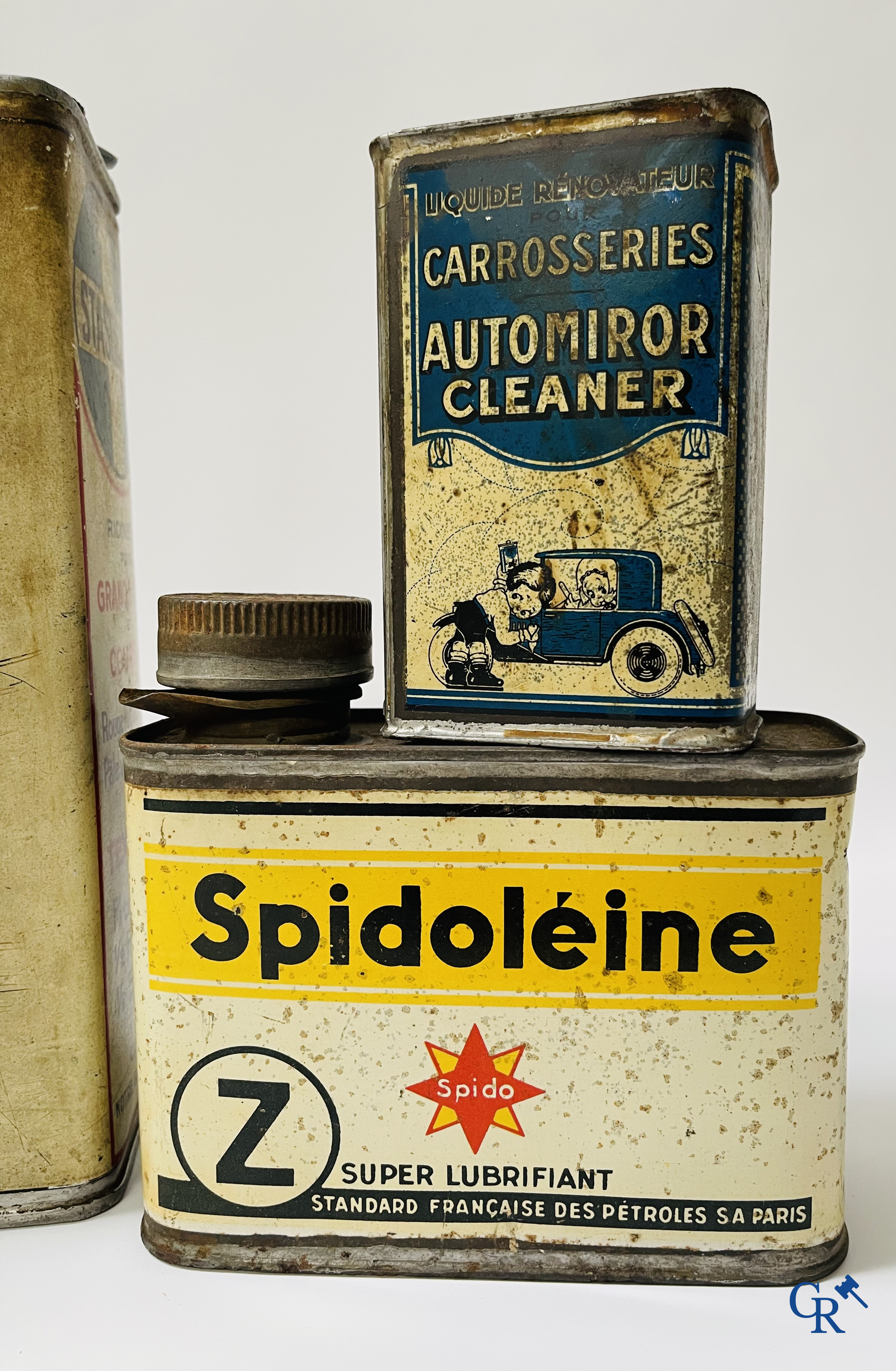 Een kavel van diverse olieblikken en andere i.v.m. auto's en bromfietsen. Jaren '30 en later.