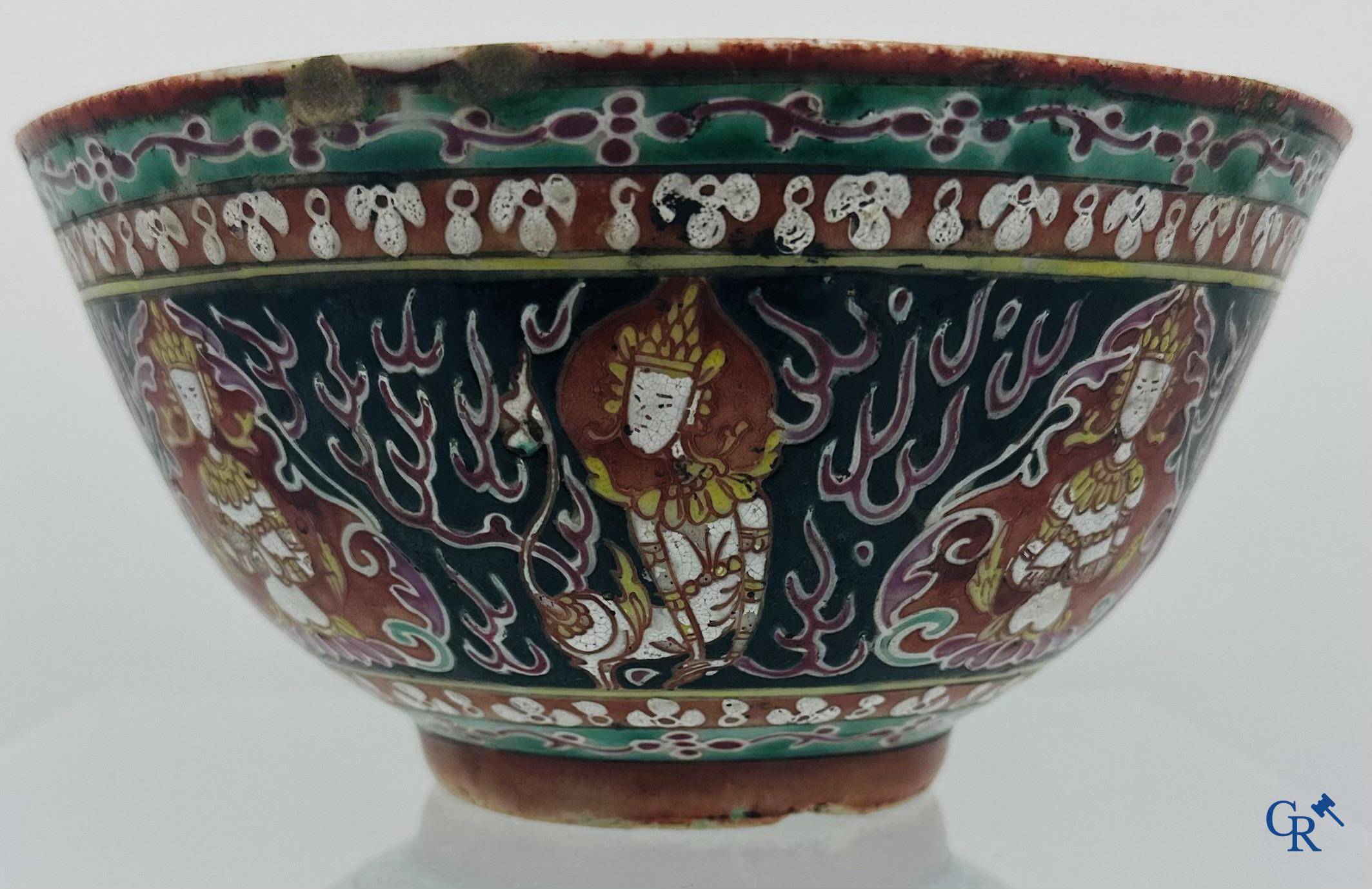 Un bol Chinois en porcelaine Bencharong. 19ème siècle.