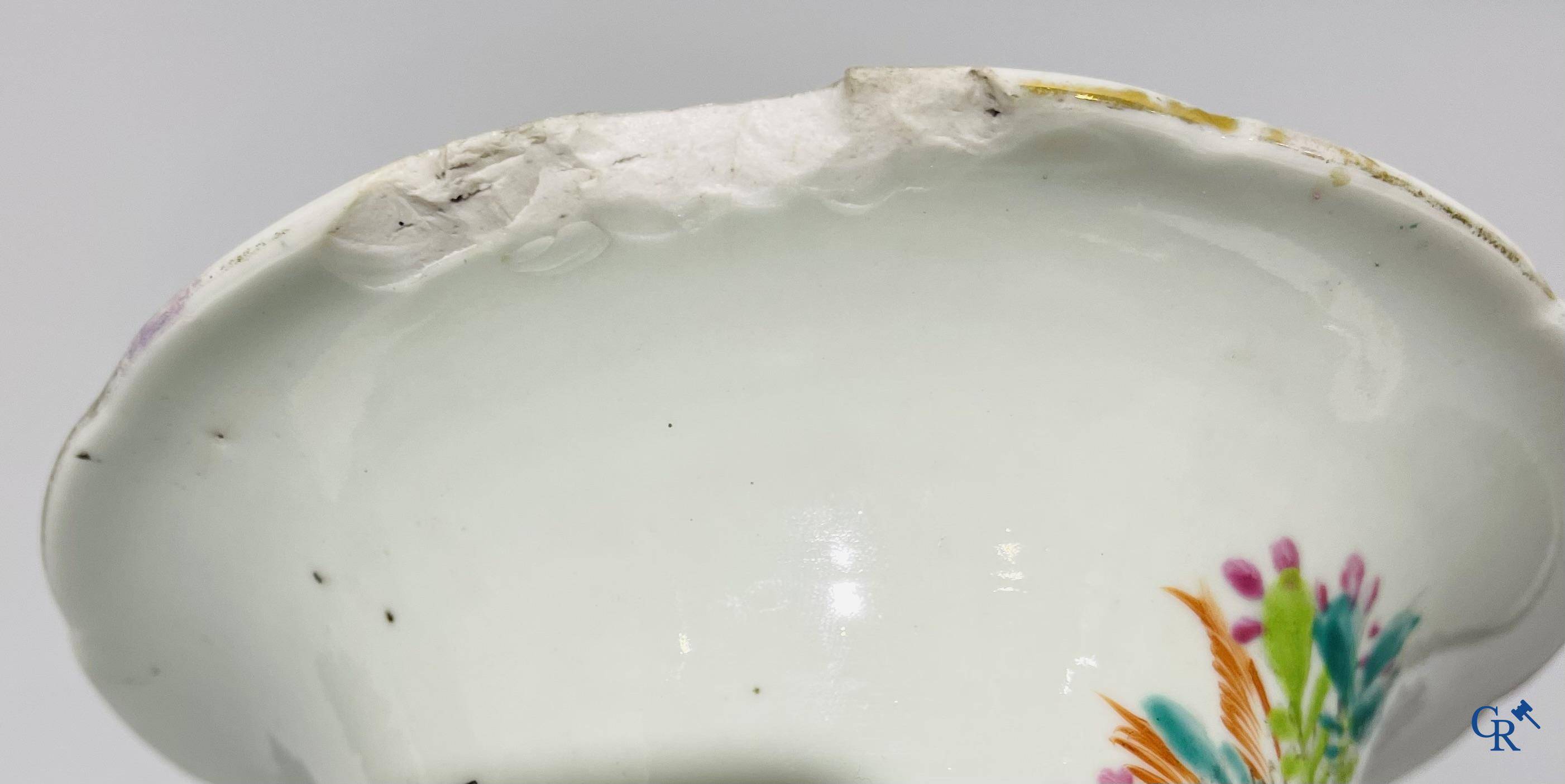 Art Asiatique, porcelaine chinoise. Une paire de vases chinois avec calligraphie.