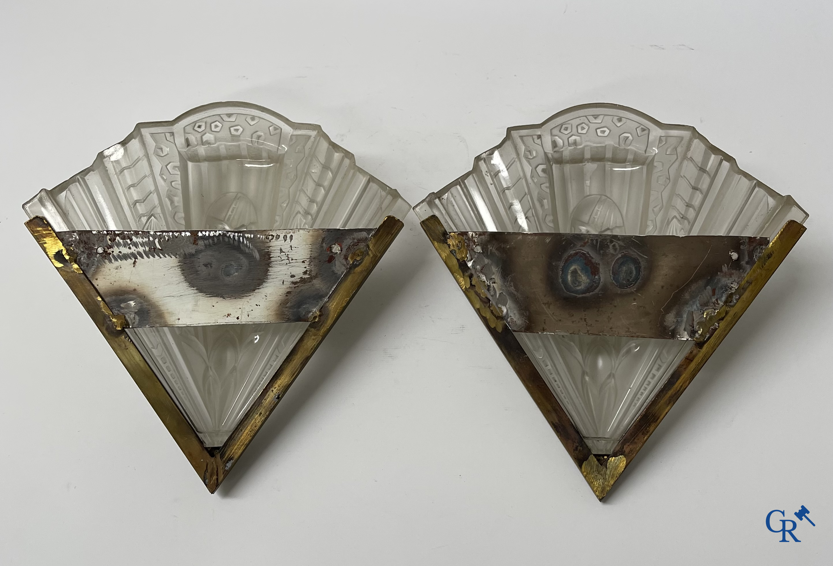 Art Deco, paar wandlichten in messing en geperst glas gesigneerd Frontisi. Circa 1930.