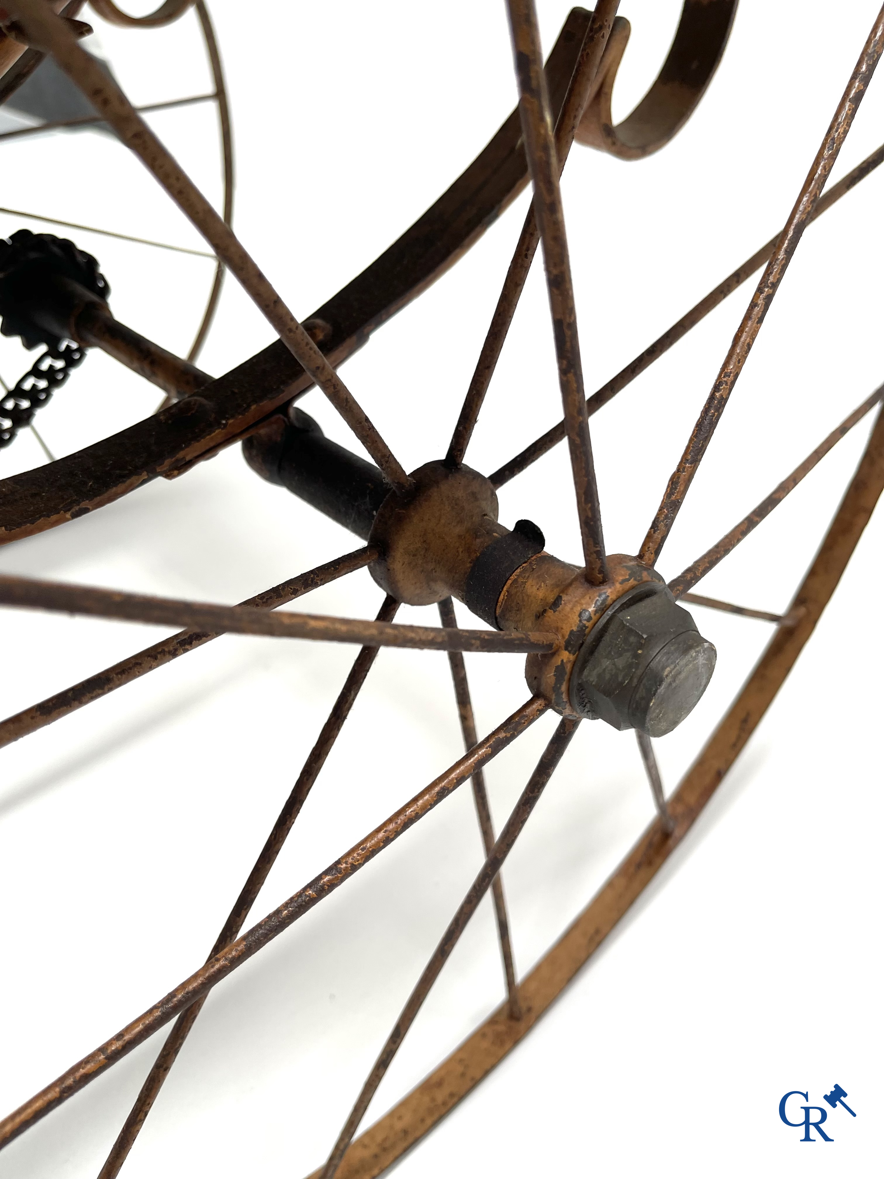 Zeldzame mechanische kinderkar in gevlochten riet en beschilderd metaal ontworpen door Peugeot. Circa 1900.