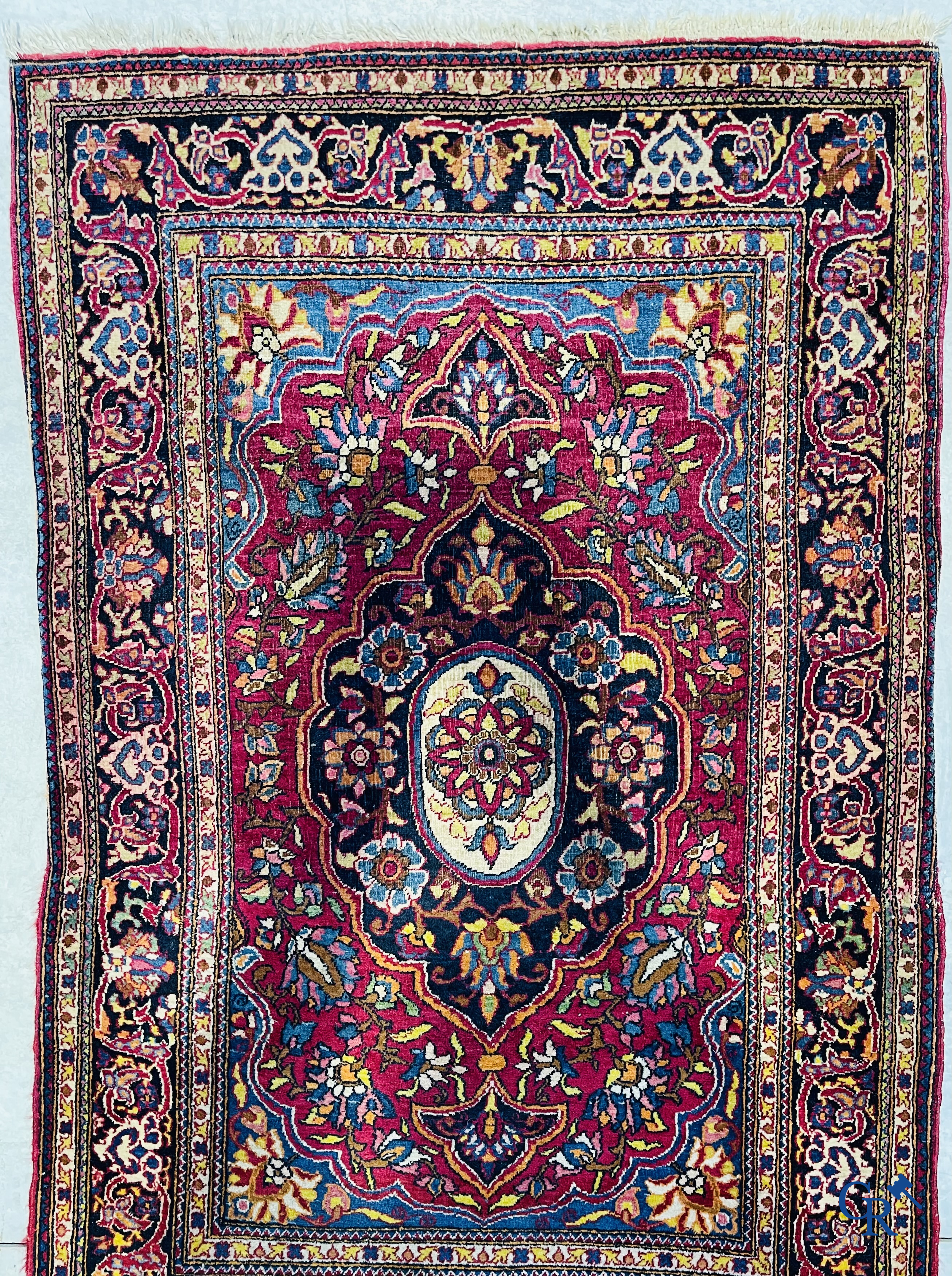 Perzische tapijten: Een kavel van 2 fijngeknoopte Oosterse tapijten. Floraal decor en floraal decor met paradijsvogels.