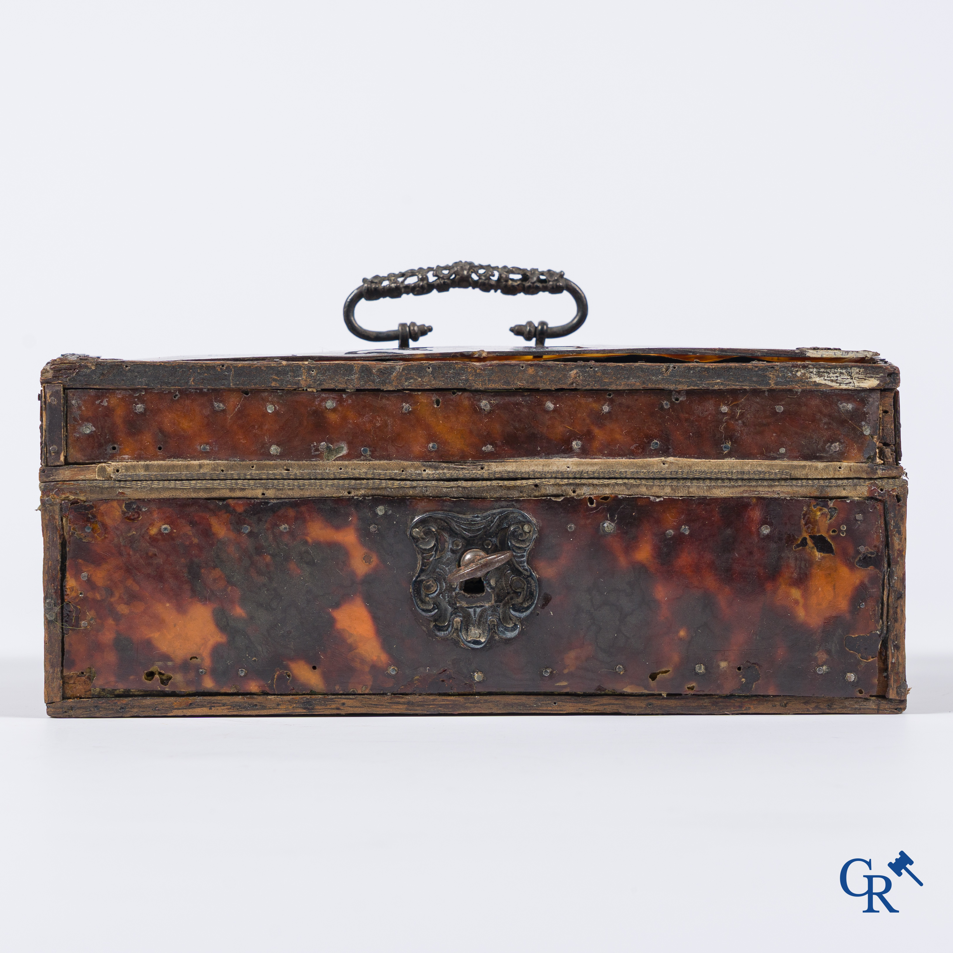 Frankrijk, 17e eeuw. Koffertje in schildpad met zilver monturen. Louis XIV tijdperk.