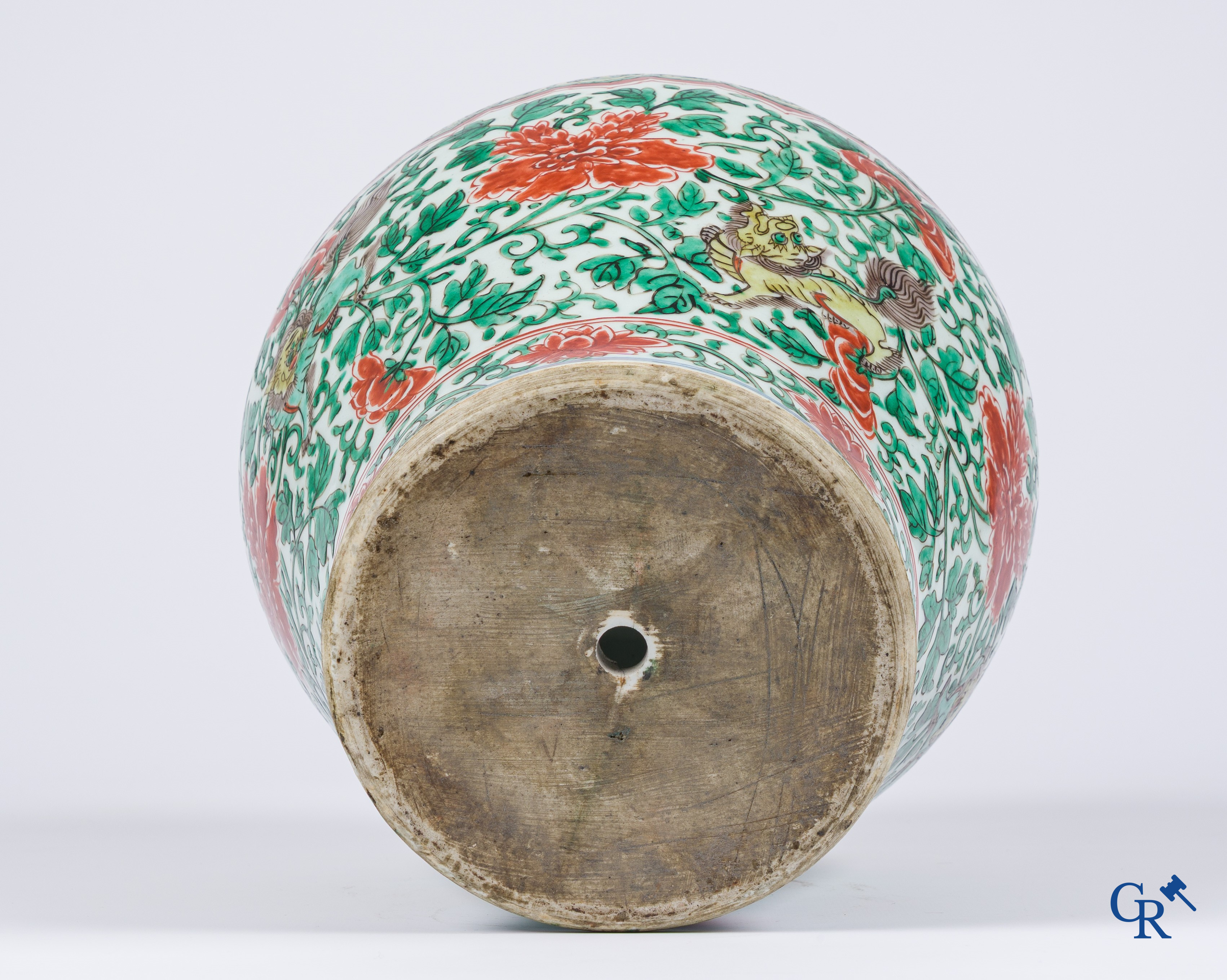 Asian Art, Chinese porcelain. A large Chinese Wucai vase. 17th century.