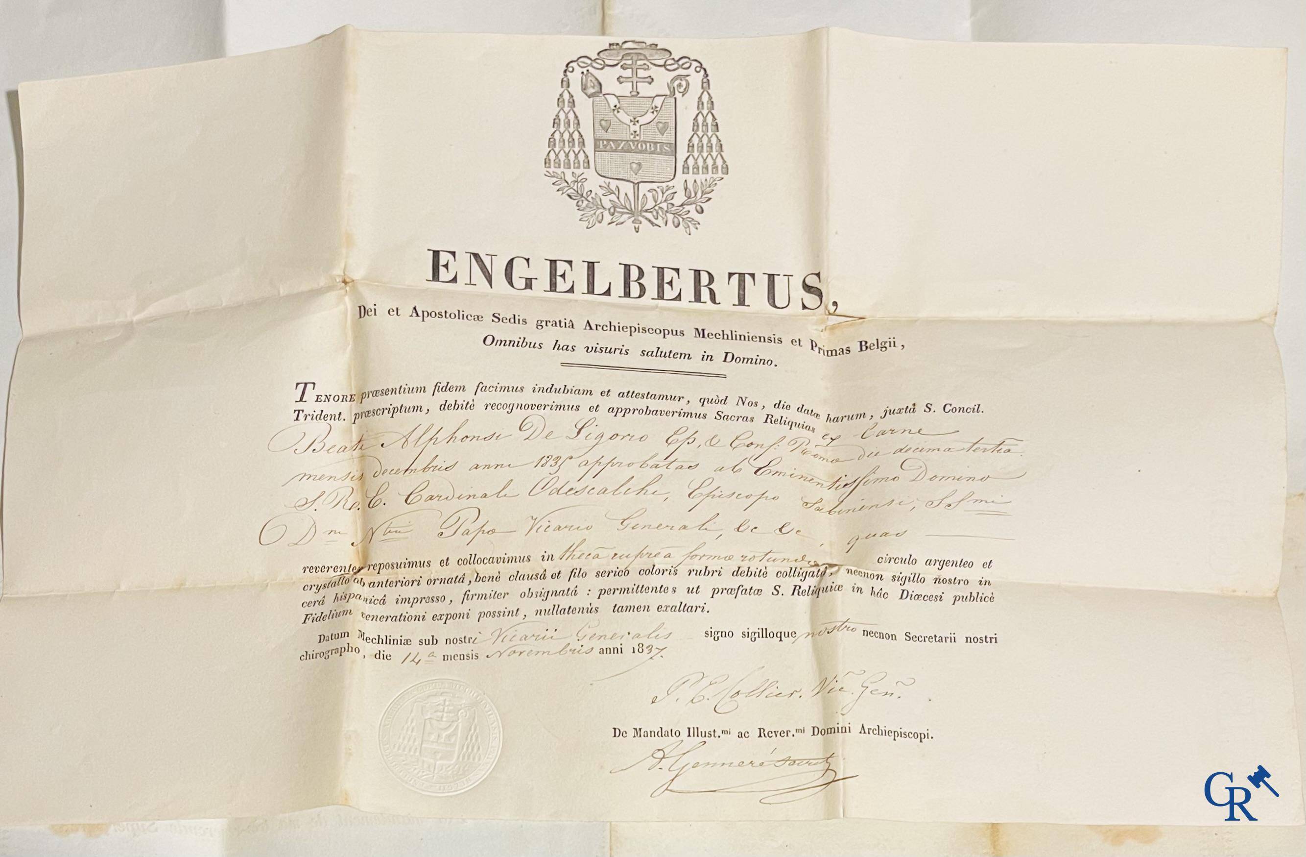 Objets religieux, un lot de 4 thecas scellés qui contiennent ensemble 23 reliques et plusieurs cedulas.